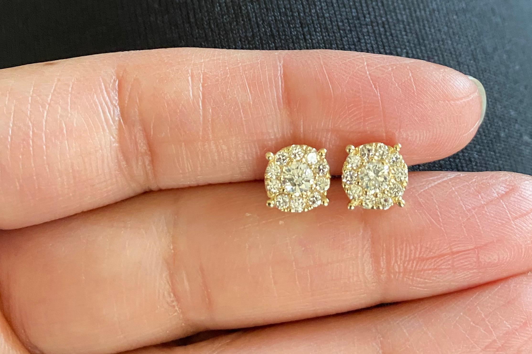 Moderno Orecchini di diamanti naturali da 0,75 carati con design a fiocco in oro giallo 14 carati in vendita