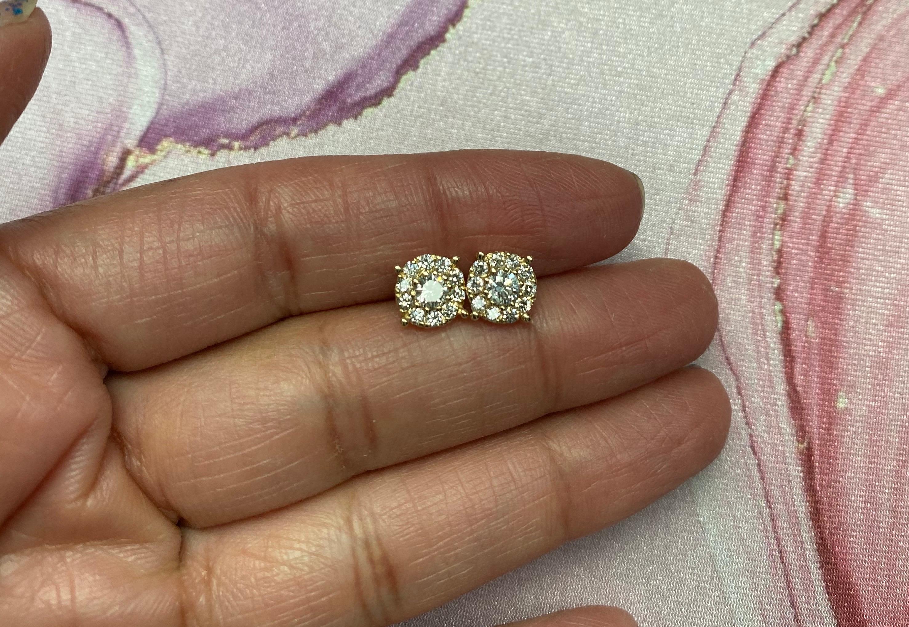 Taglio rotondo Orecchini di diamanti naturali da 0,75 carati con design a fiocco in oro giallo 14 carati in vendita