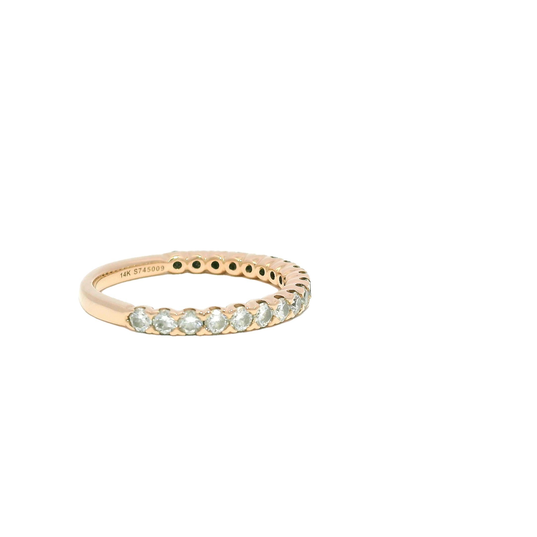 Fascia impilabile con diamanti tondi e brillanti in oro rosa 18k Nature da 0,76 carati

Questa fascia impilabile in oro rosa 18 carati presenta 0,76 carati di diamanti naturali a taglio tondo-brillante. Realizzata con grande maestria, la fascia