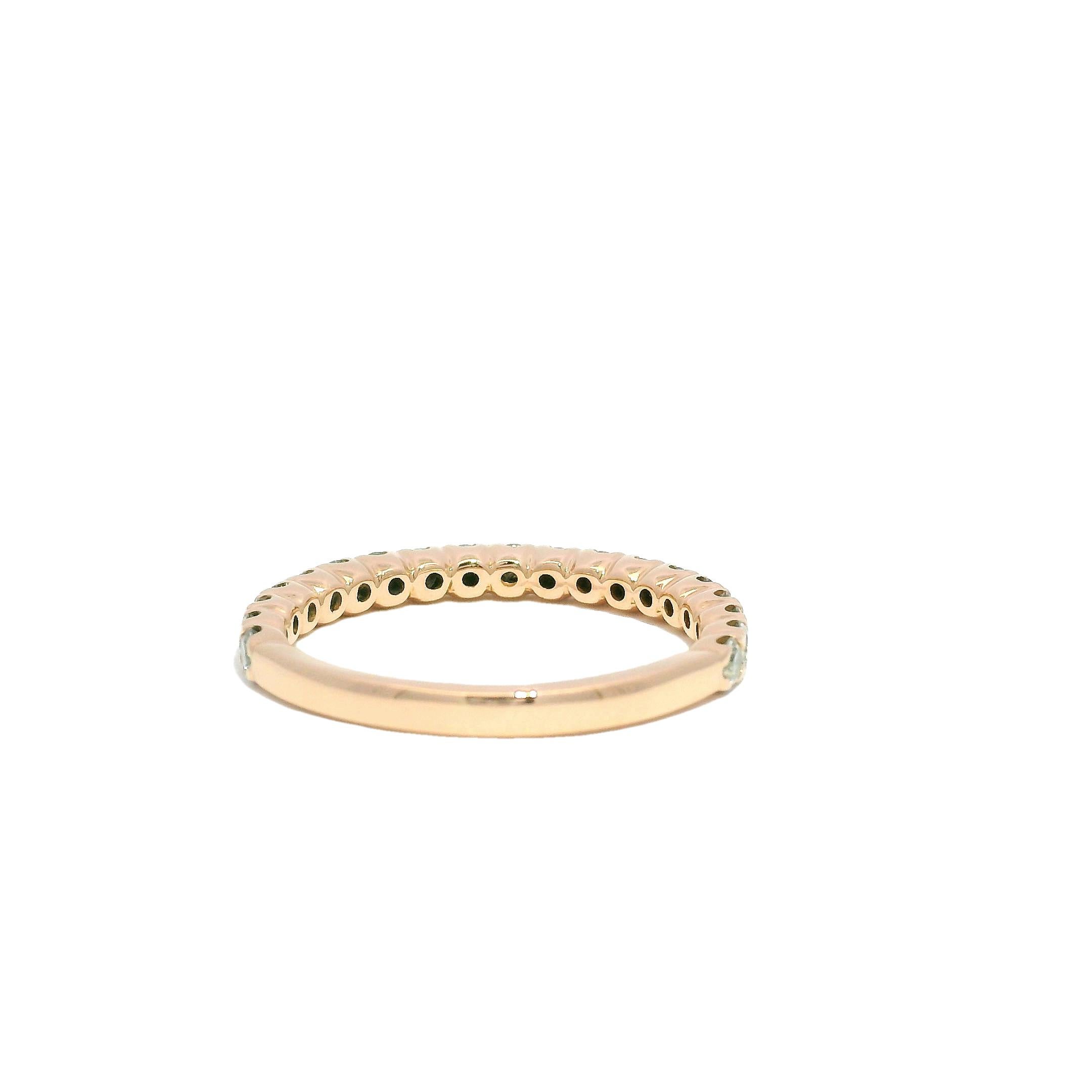 Taglio rotondo Nature 0,76 Carat Round-Brilliant Diamond 18-Karat Stackable Band In Stock in vendita