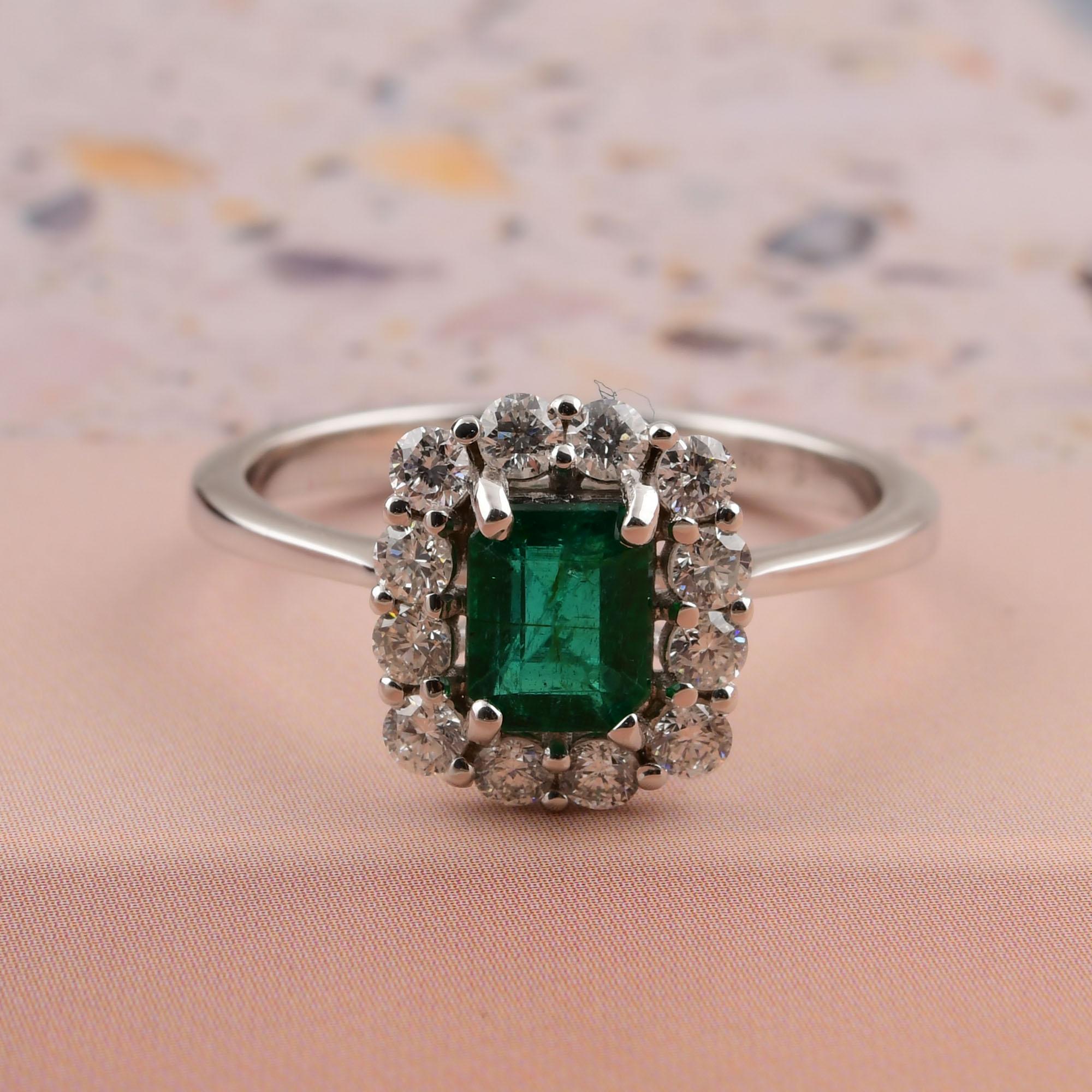 Or blanc 18 carats avec émeraude de Zambie de 0,76 carat et diamants SI/H de 0,49 carat Neuf - En vente à Diera, Dubai