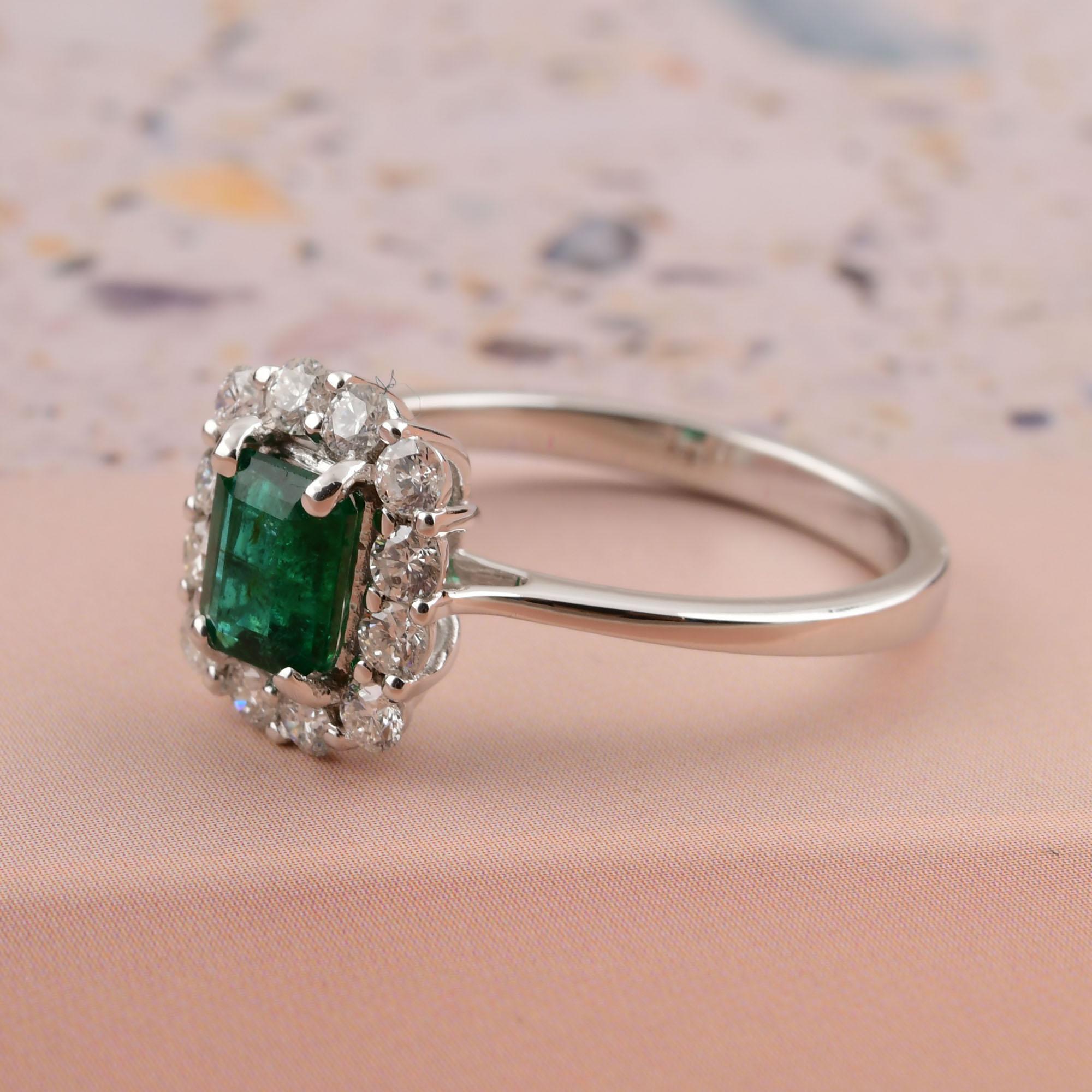 Or blanc 18 carats avec émeraude de Zambie de 0,76 carat et diamants SI/H de 0,49 carat Pour femmes en vente