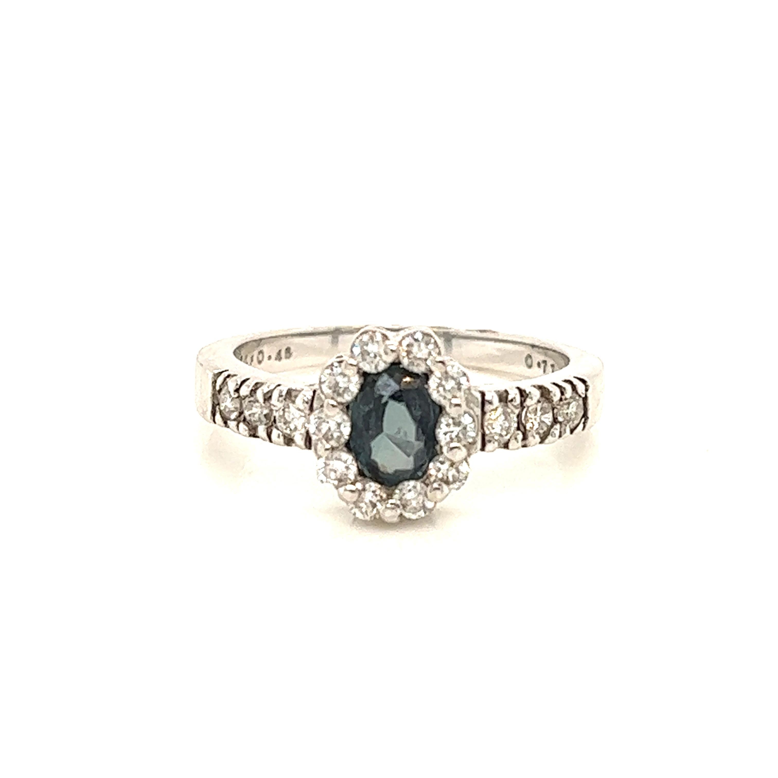 Natural 0.77 Ct Brazillian Alexandrite & Diamond Vintage Ring In New Condition For Sale In New York, NY