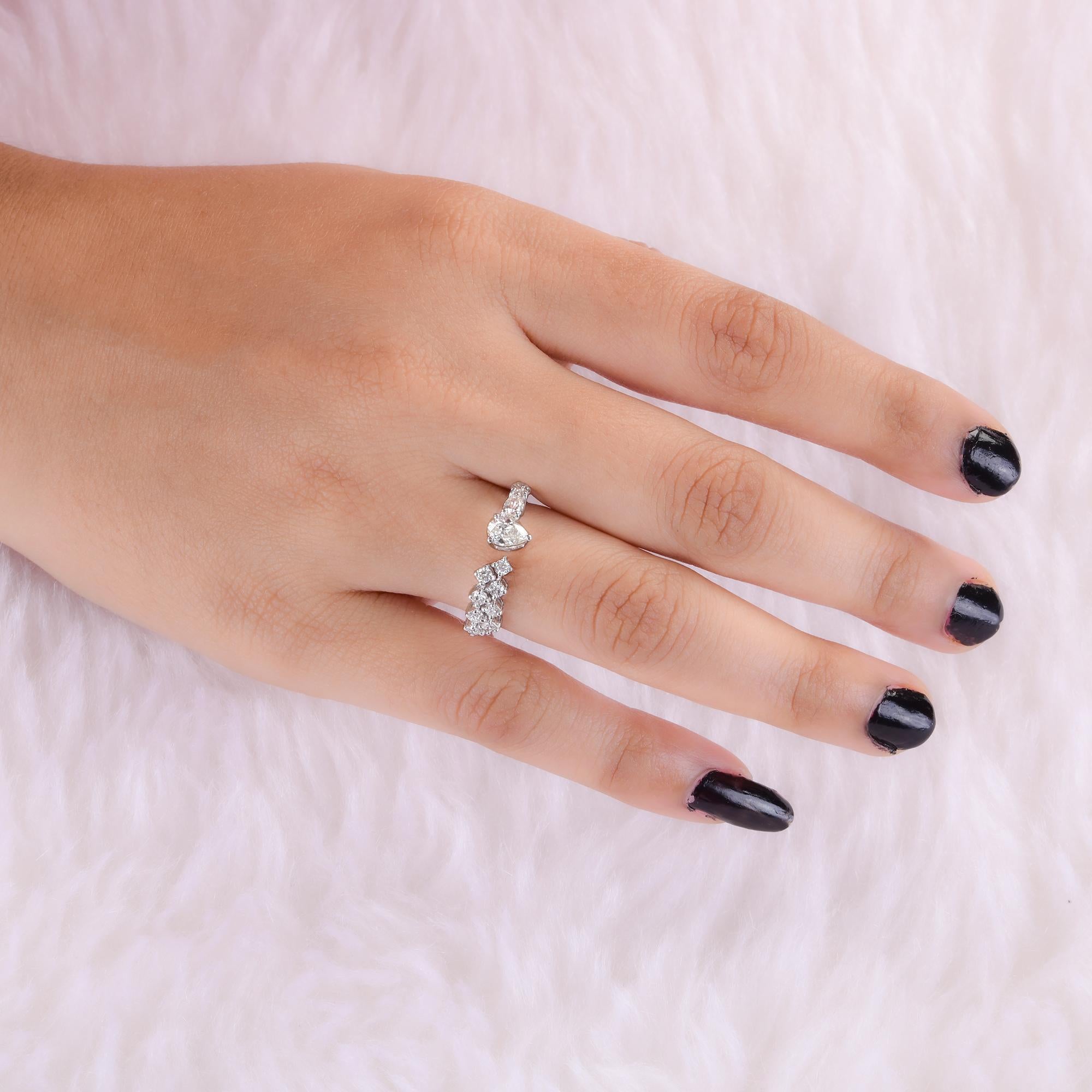 Im Angebot: Manschettenarmbandring aus 18 Karat Weißgold mit natürlichem 0,78 Karat rundem und birnenförmigem Diamanten () 2