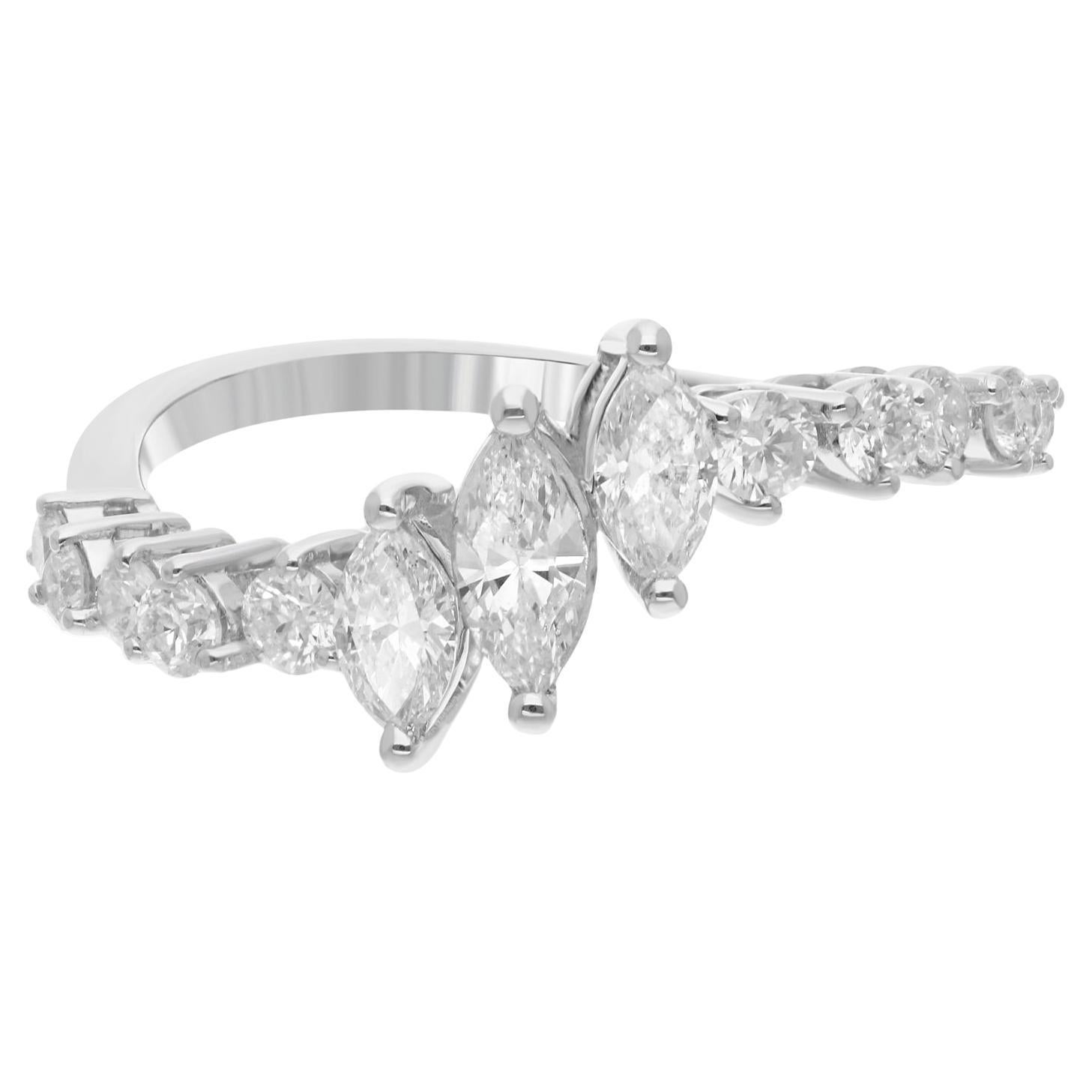 Bague en or blanc 18 carats avec diamant marquise naturel de 0,79 carat, motif vague en vente