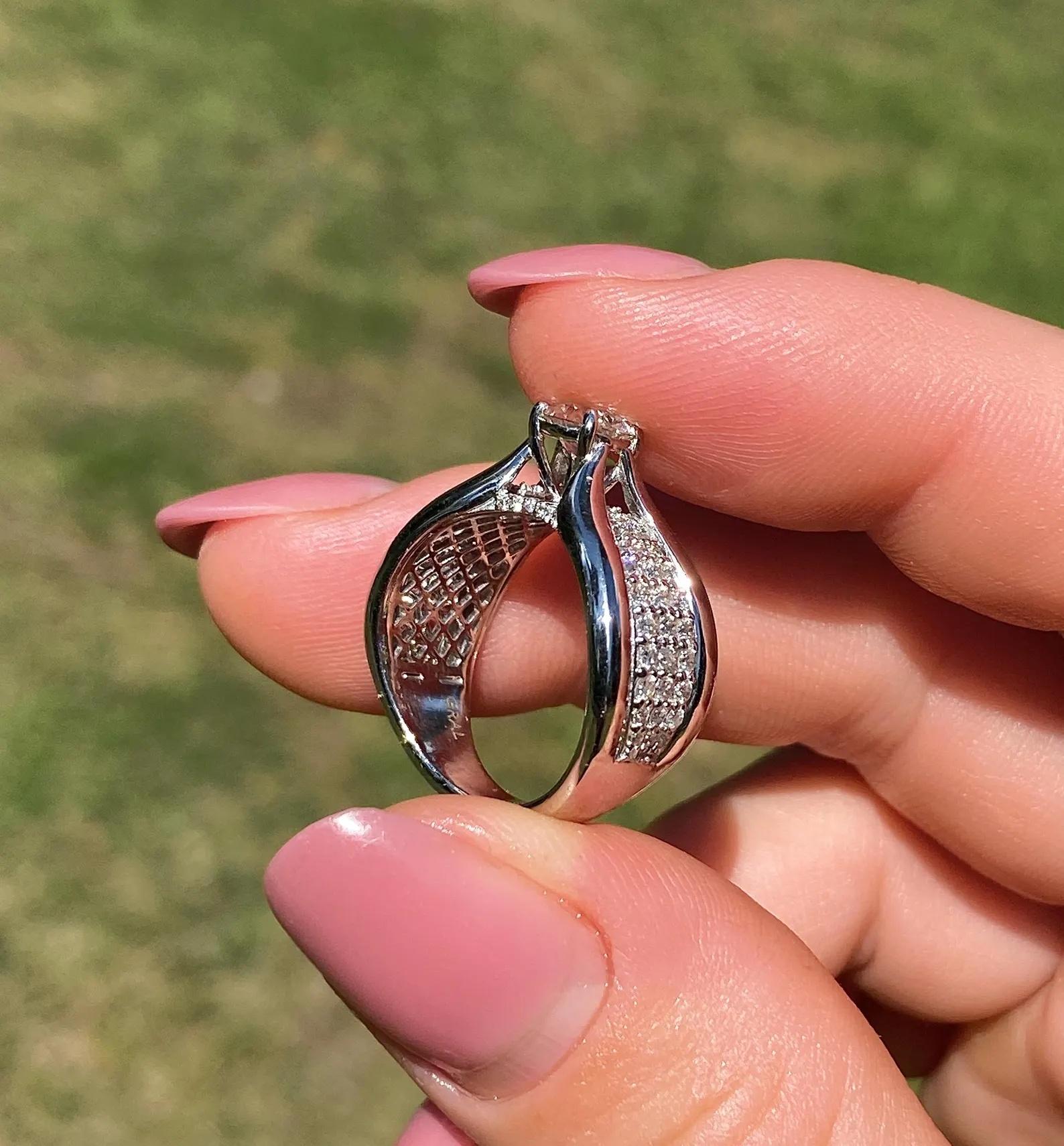 Taille brillant Bague en or blanc massif 18 carats, 0,7 ct de diamants et pierres précieuses, 7US en vente
