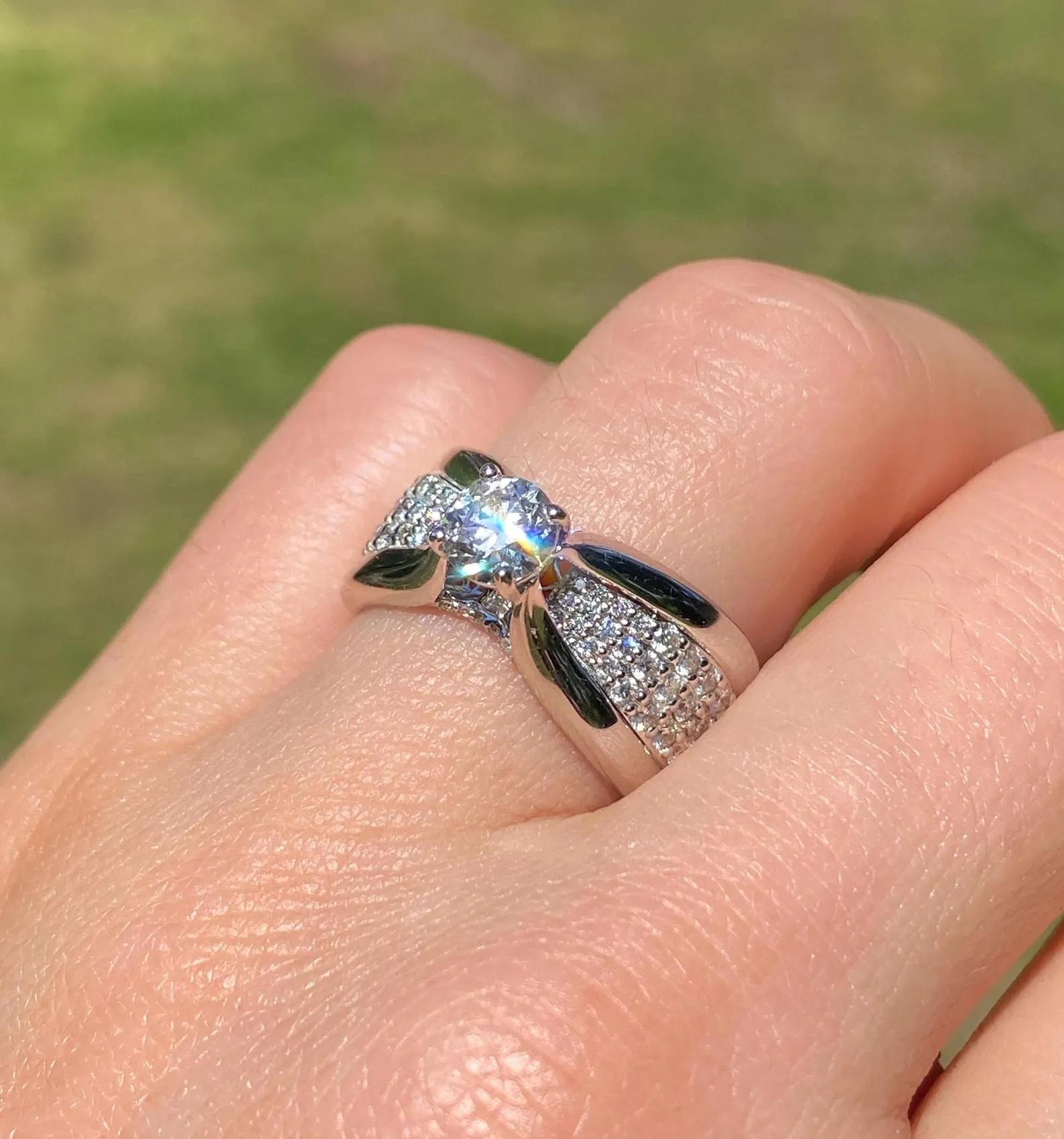 Bague en or blanc massif 18 carats, 0,7 ct de diamants et pierres précieuses, 7US Neuf - En vente à Daugavpils, LV