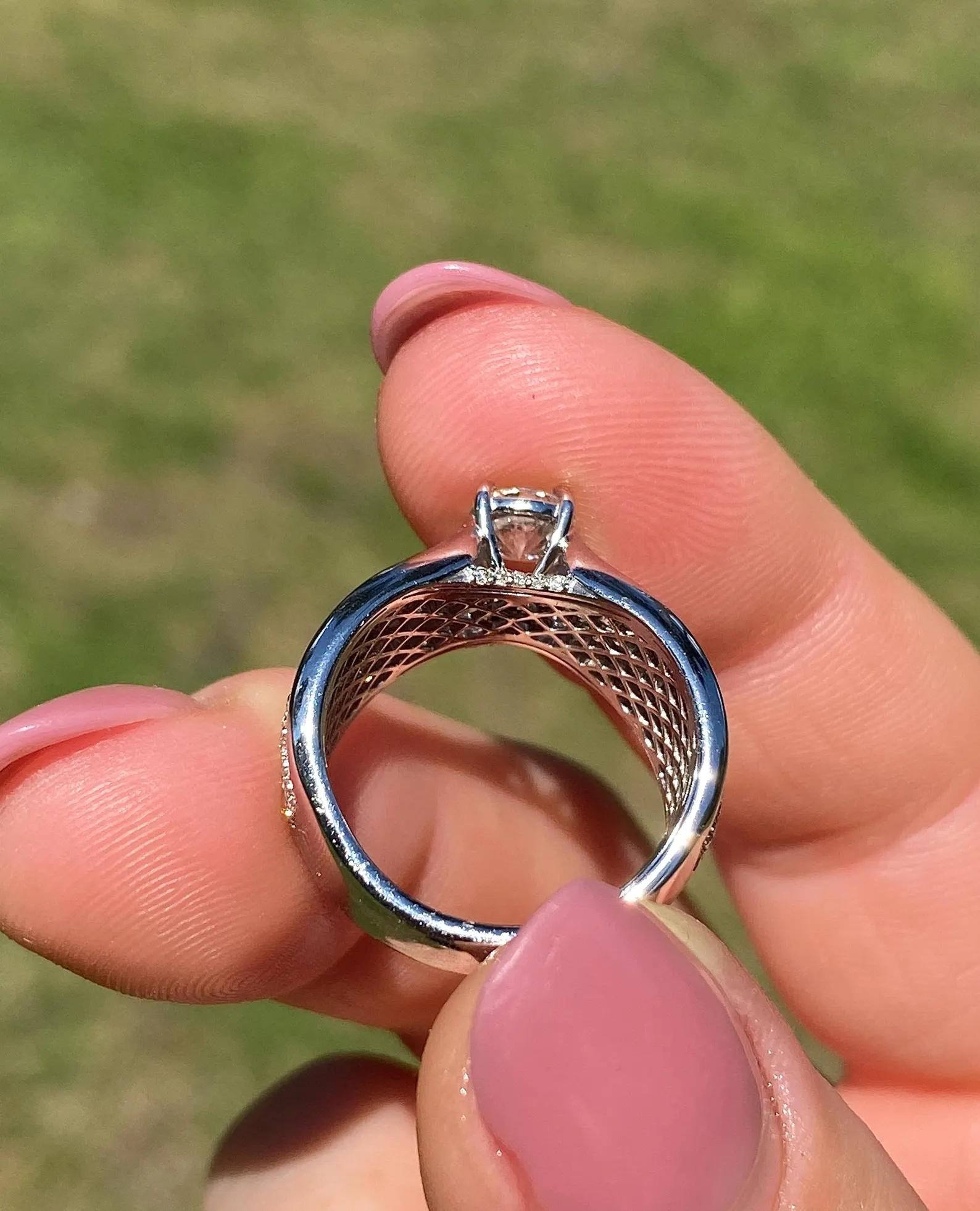 Bague en or blanc massif 18 carats, 0,7 ct de diamants et pierres précieuses, 7US en vente 1