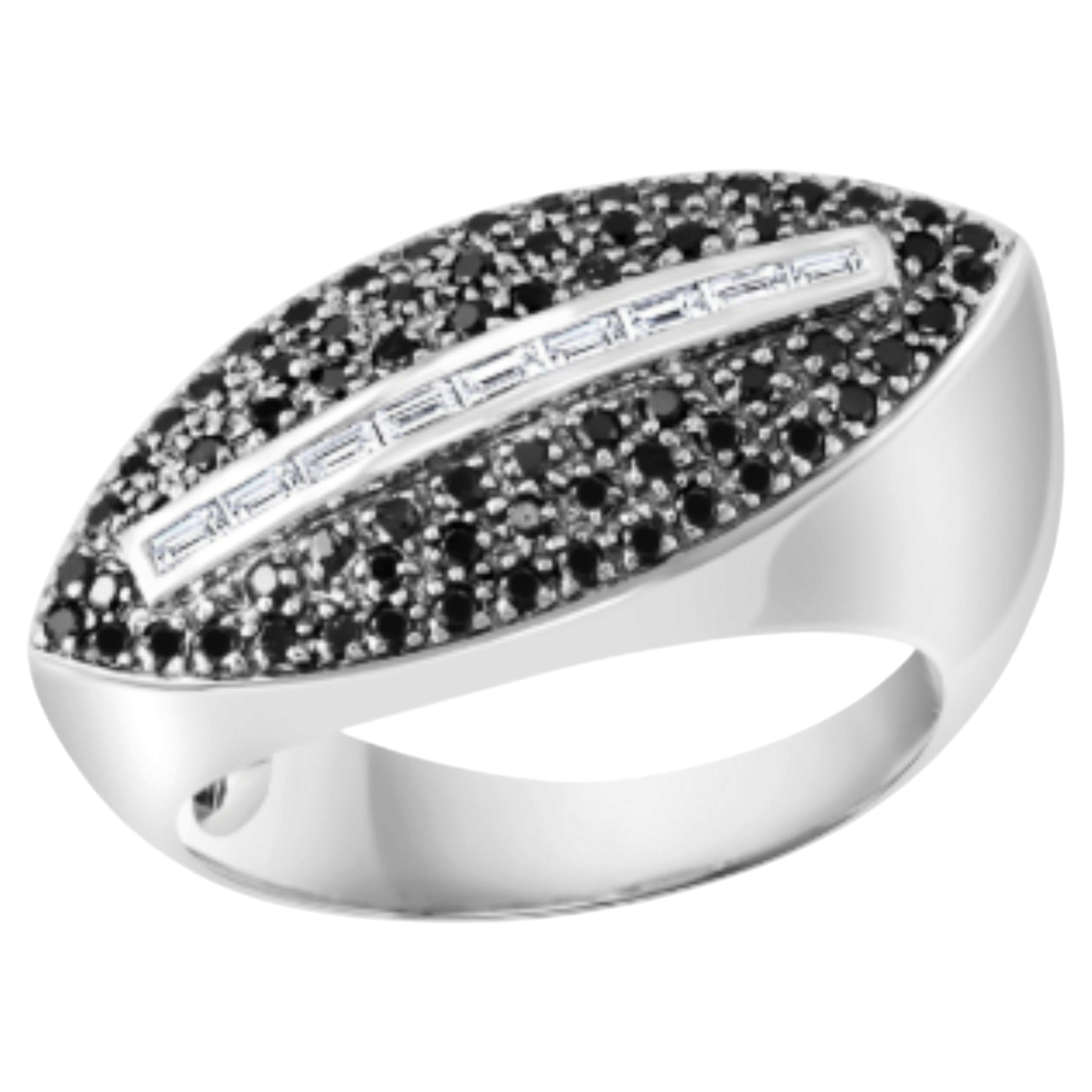 Superbe bague « halo » en or blanc 18 carats, sertie de diamants noirs et blancs d'un poids total de 0,8 carat