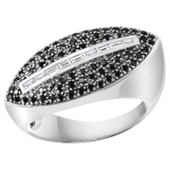 Superbe bague « halo » en or blanc 18 carats, sertie de diamants noirs et blancs d'un poids total de 0,8 carat