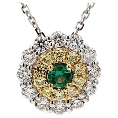 Ciondolo a goccia in oro con smeraldo tondo naturale e diamante bianco da 0,59 carati TW
