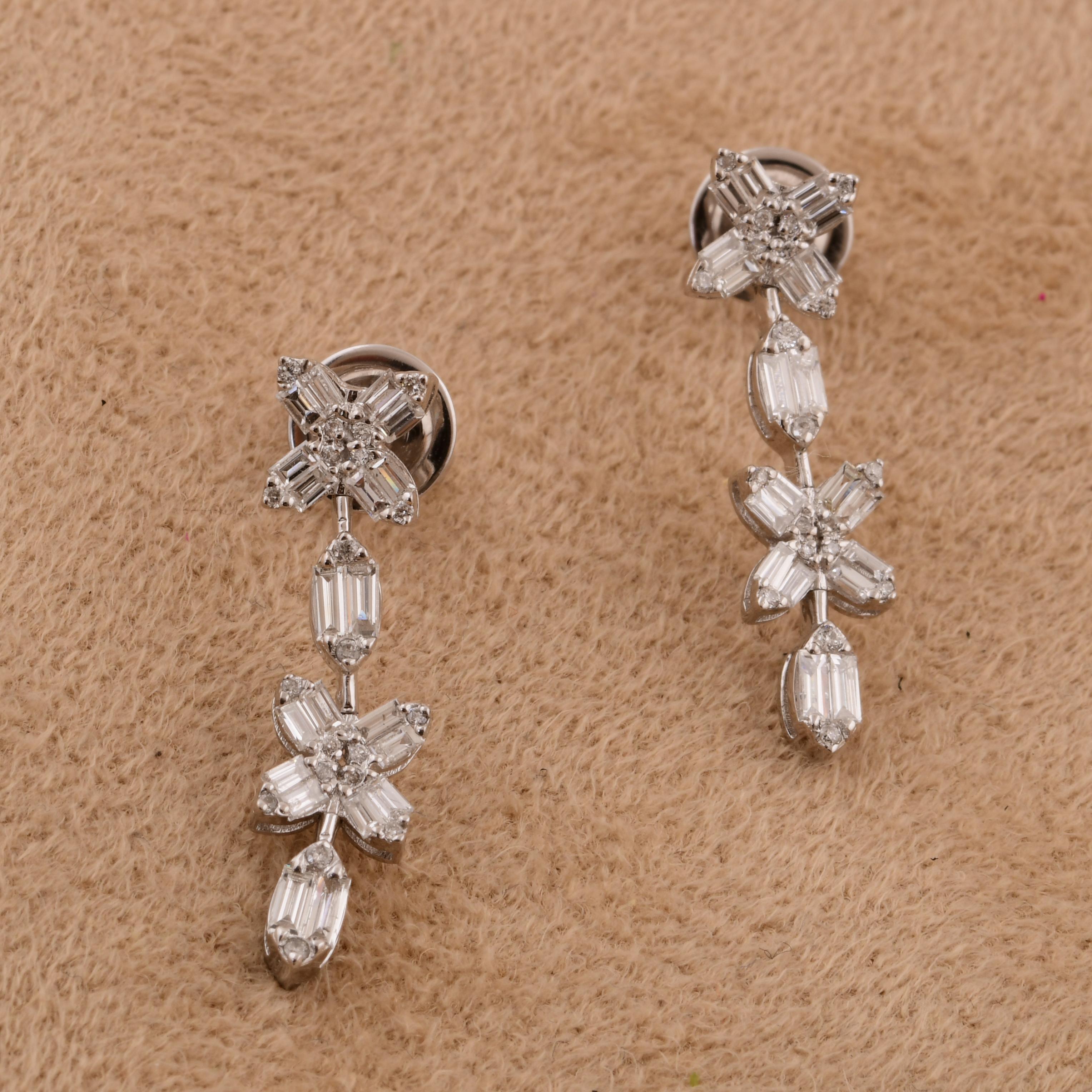 Moderno Orecchini pendenti con diamanti tondi e baguette da 0,80 carati Nature in oro bianco 14 carati in vendita
