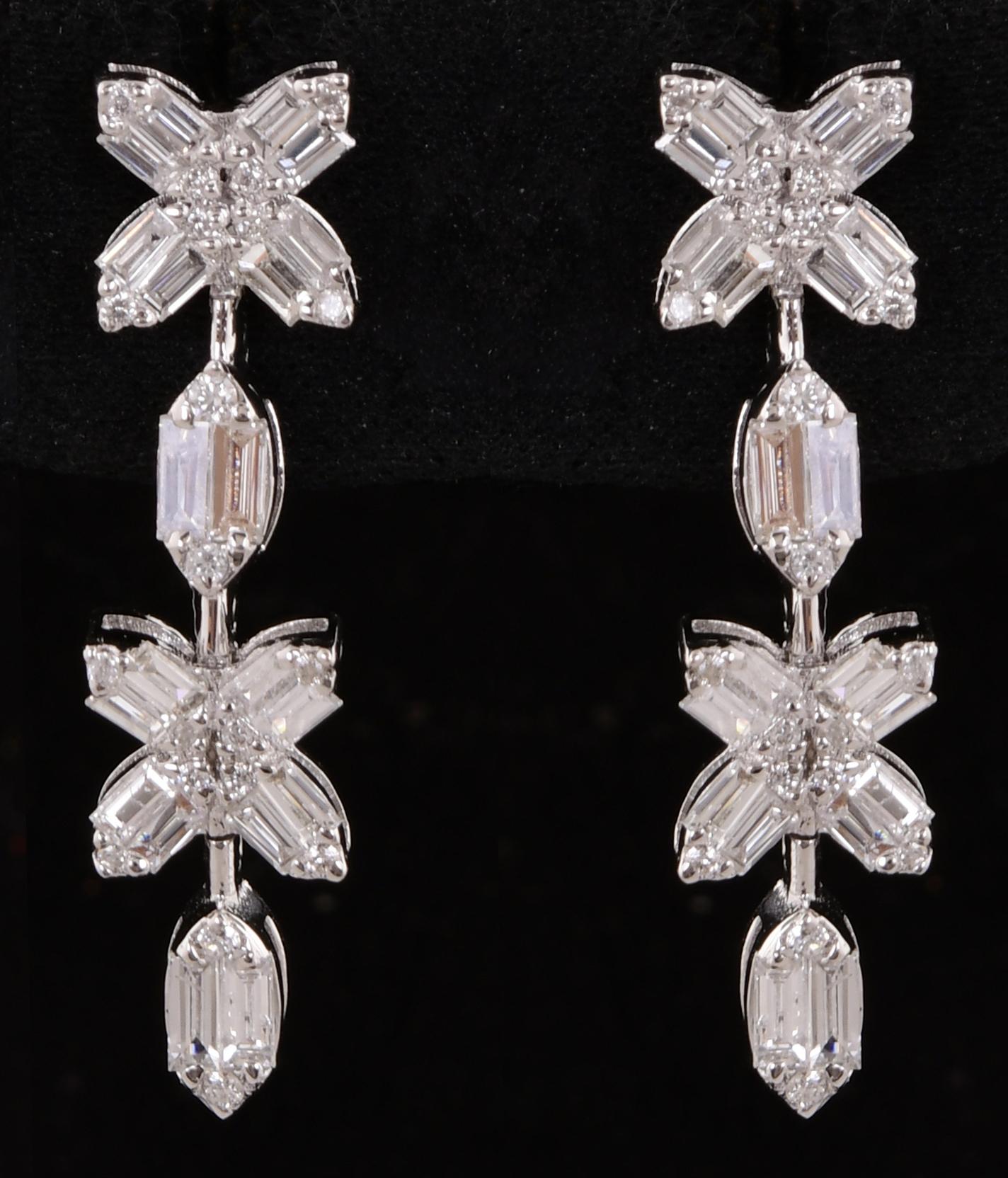 Orecchini pendenti con diamanti tondi e baguette da 0,80 carati Nature in oro bianco 14 carati In condizioni Nuovo in vendita a Diera, Dubai
