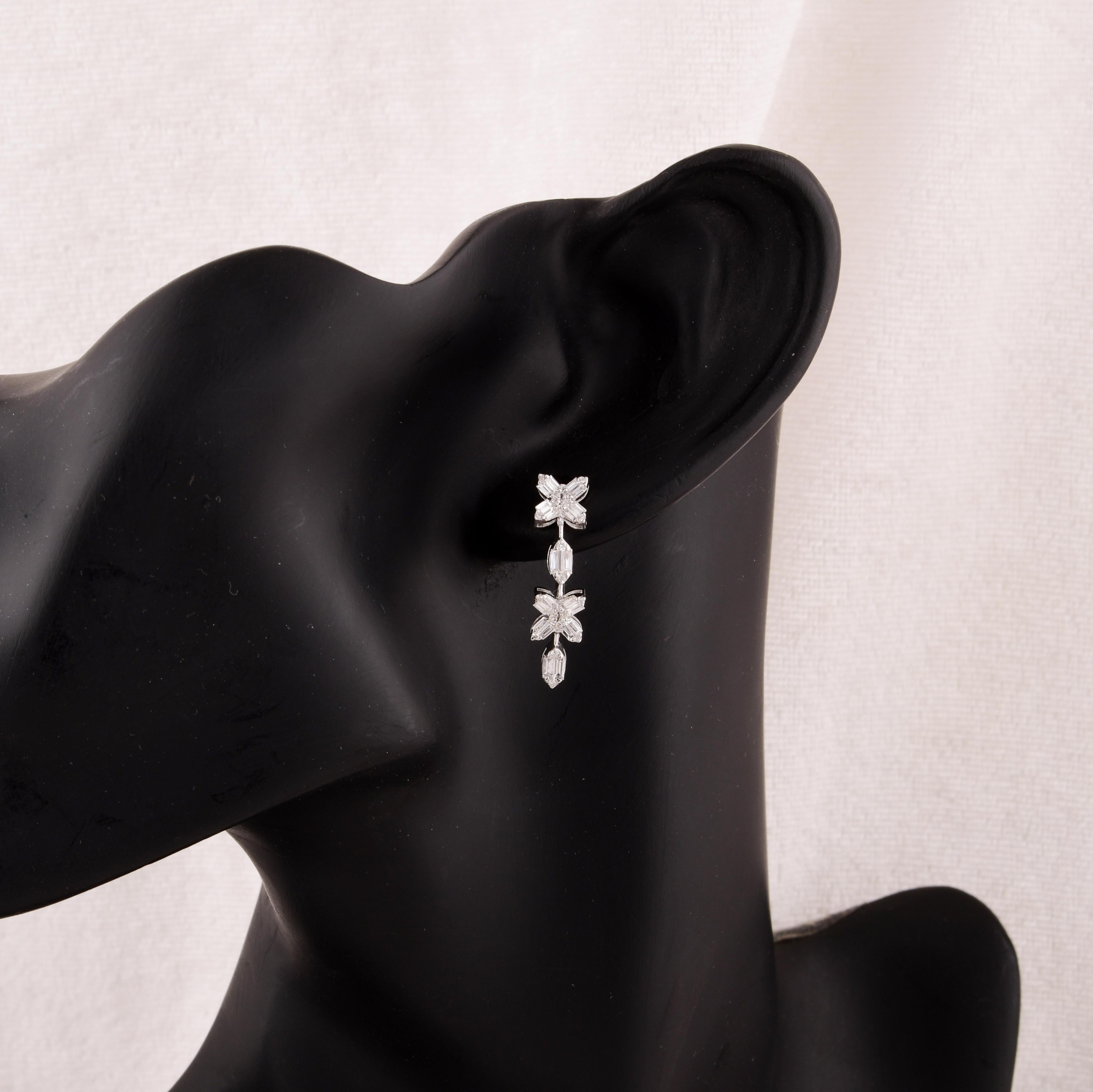 Donna Orecchini pendenti con diamanti tondi e baguette da 0,80 carati Nature in oro bianco 14 carati in vendita