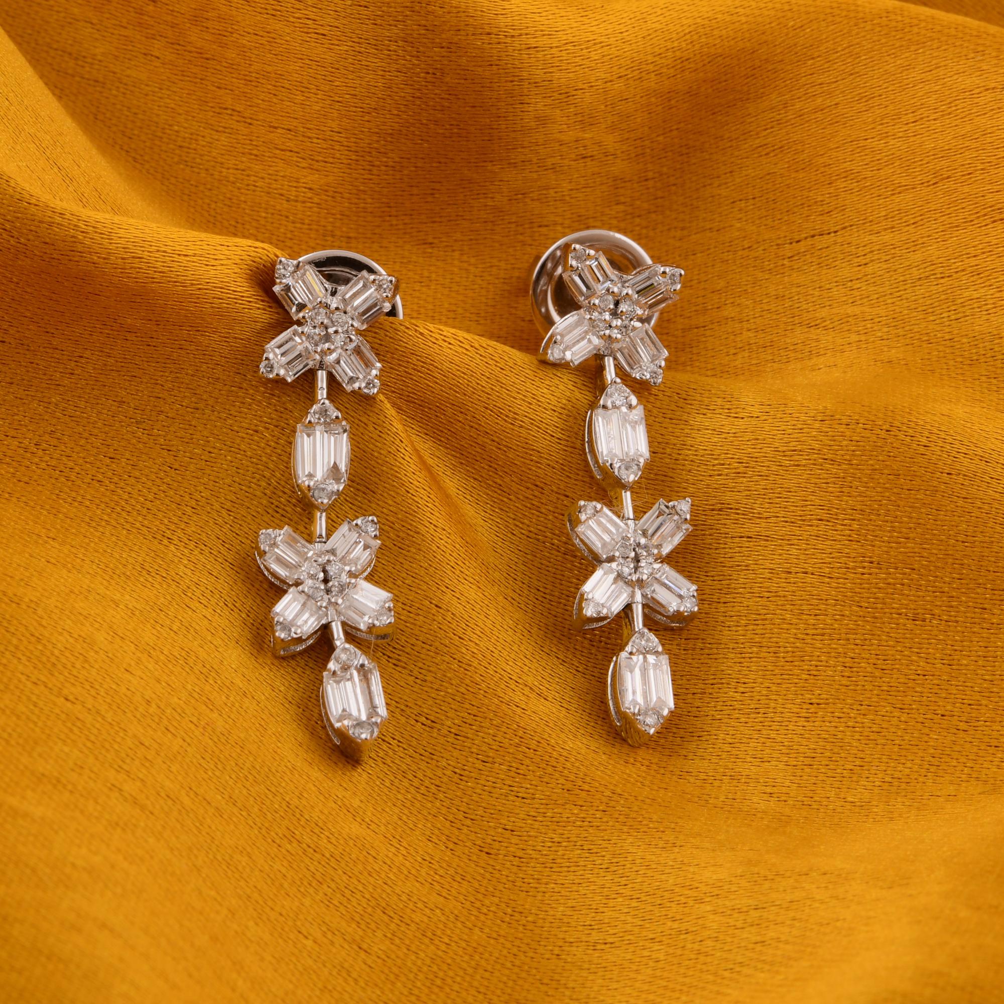 Taille ronde Pendants d'oreilles en or blanc 18 carats avec diamants baguettes et ronds de 0,80 carat en vente
