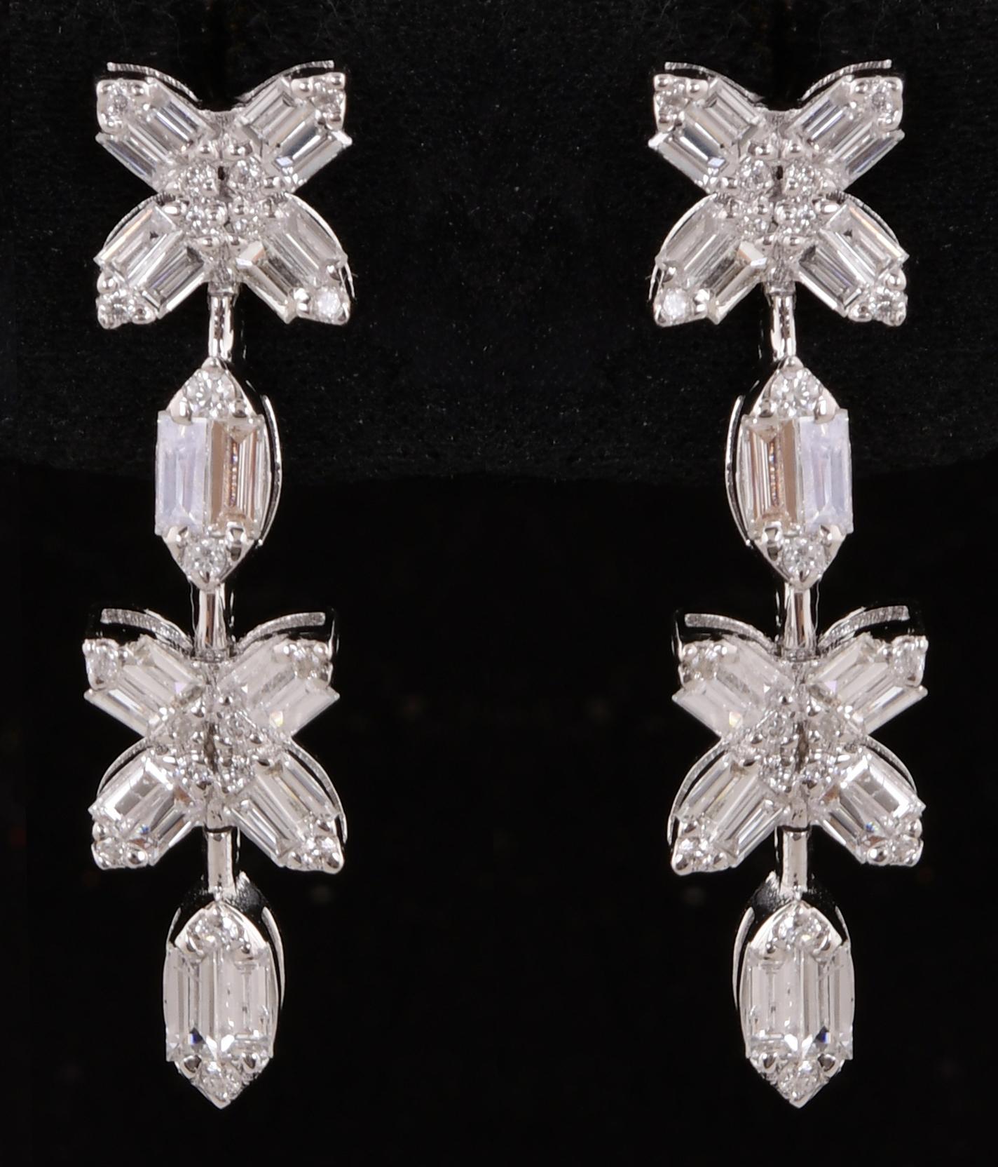 Pendants d'oreilles en or blanc 18 carats avec diamants baguettes et ronds de 0,80 carat Pour femmes en vente