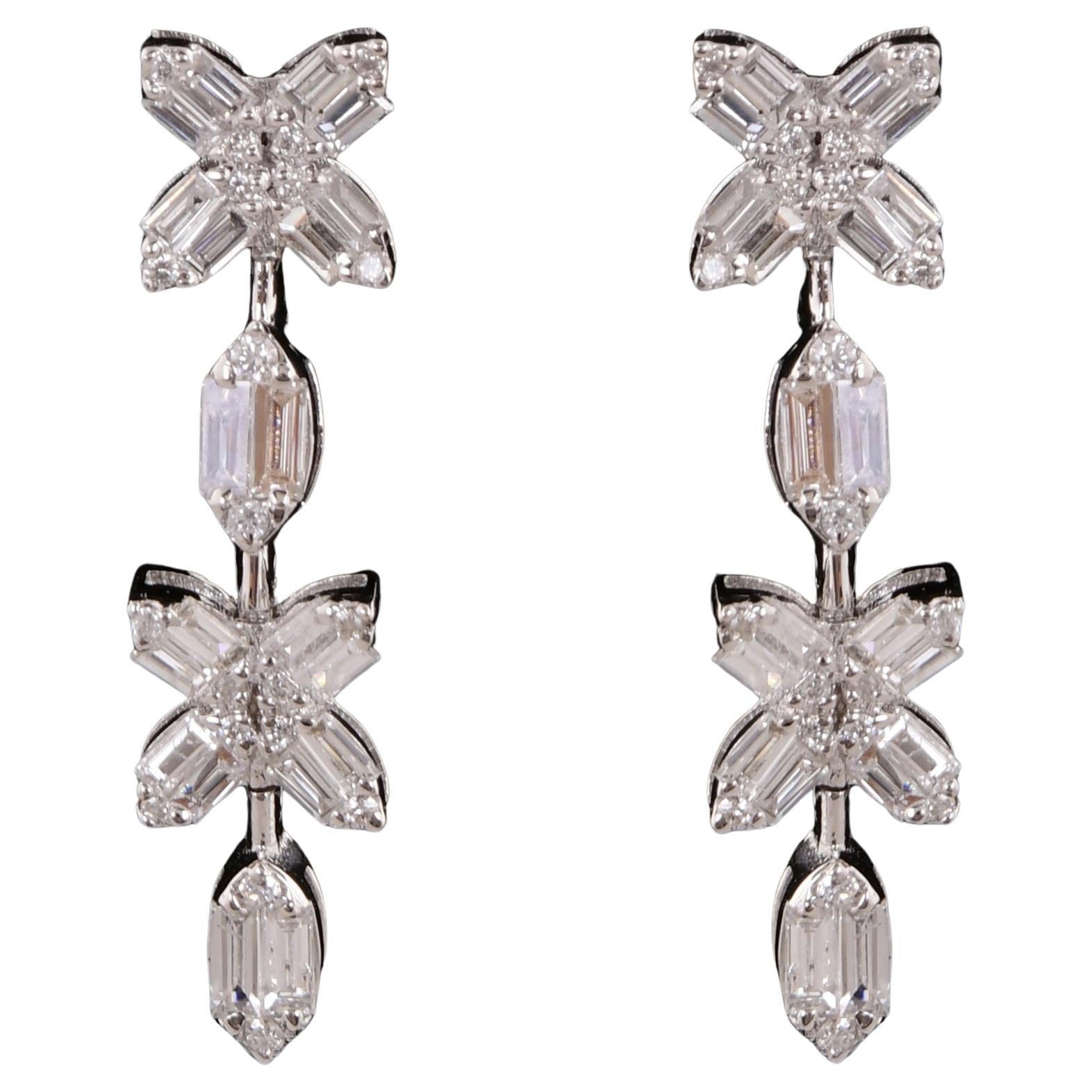 Pendants d'oreilles en or blanc 18 carats avec diamants baguettes et ronds de 0,80 carat en vente