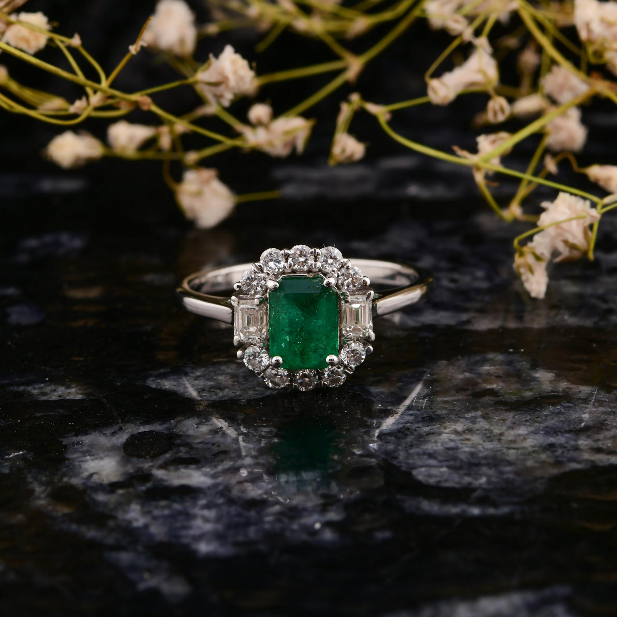 Natural 0.80 Carat Emerald Cocktail Ring 0.49 Carat SI/H Diamond 14k White Gold In New Condition For Sale In Diera, Dubai