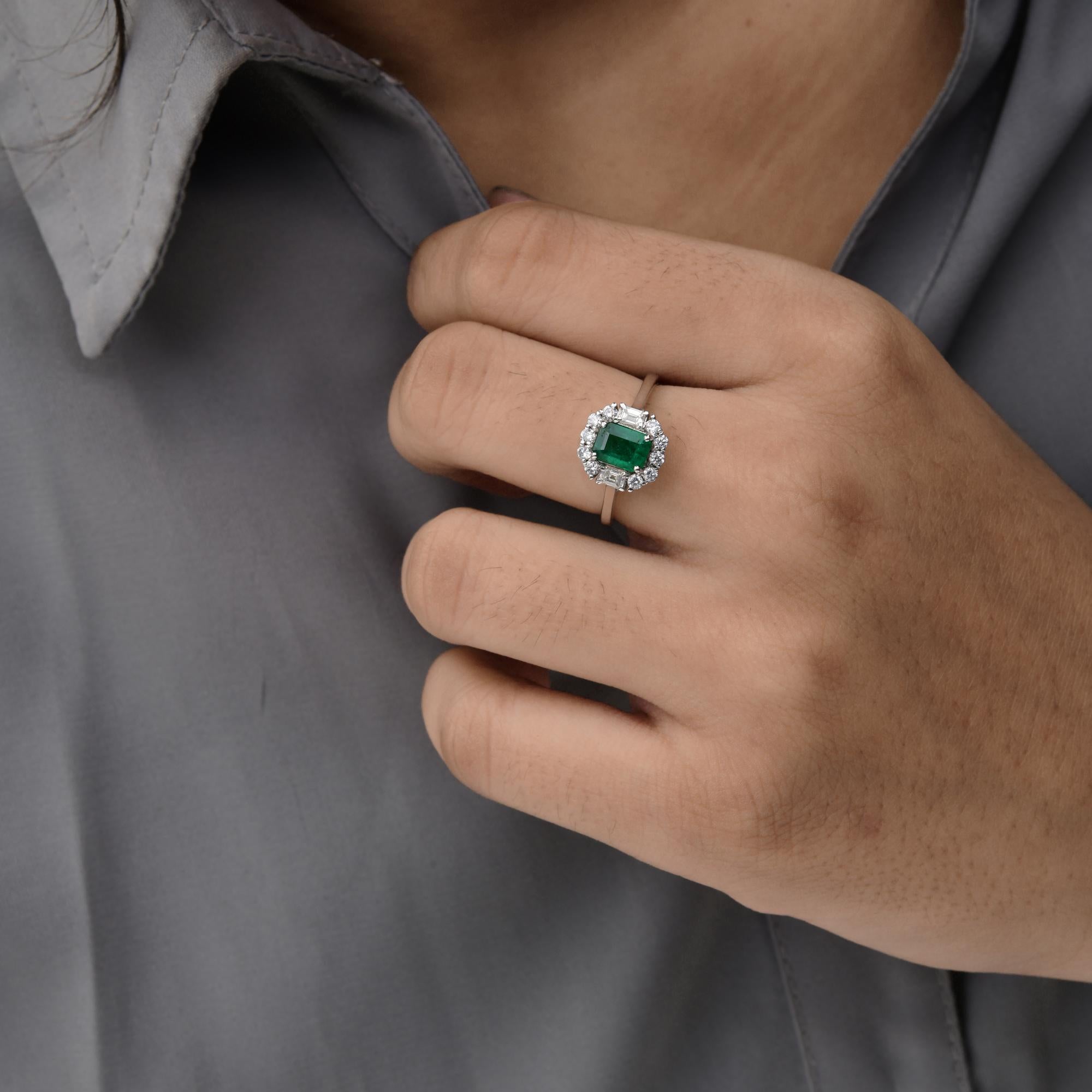 Women's Natural 0.80 Carat Emerald Cocktail Ring 0.49 Carat SI/H Diamond 14k White Gold For Sale