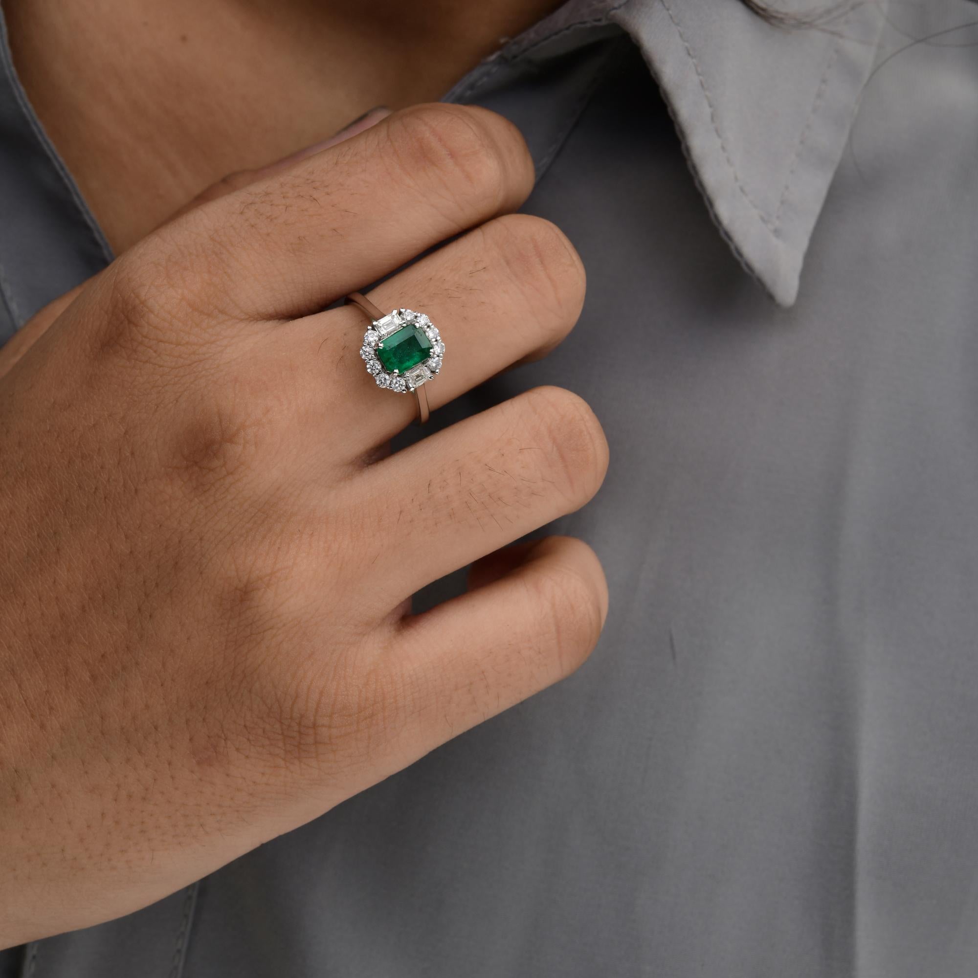 Natural 0.80 Carat Emerald Cocktail Ring 0.49 Carat SI/H Diamond 14k White Gold For Sale 1