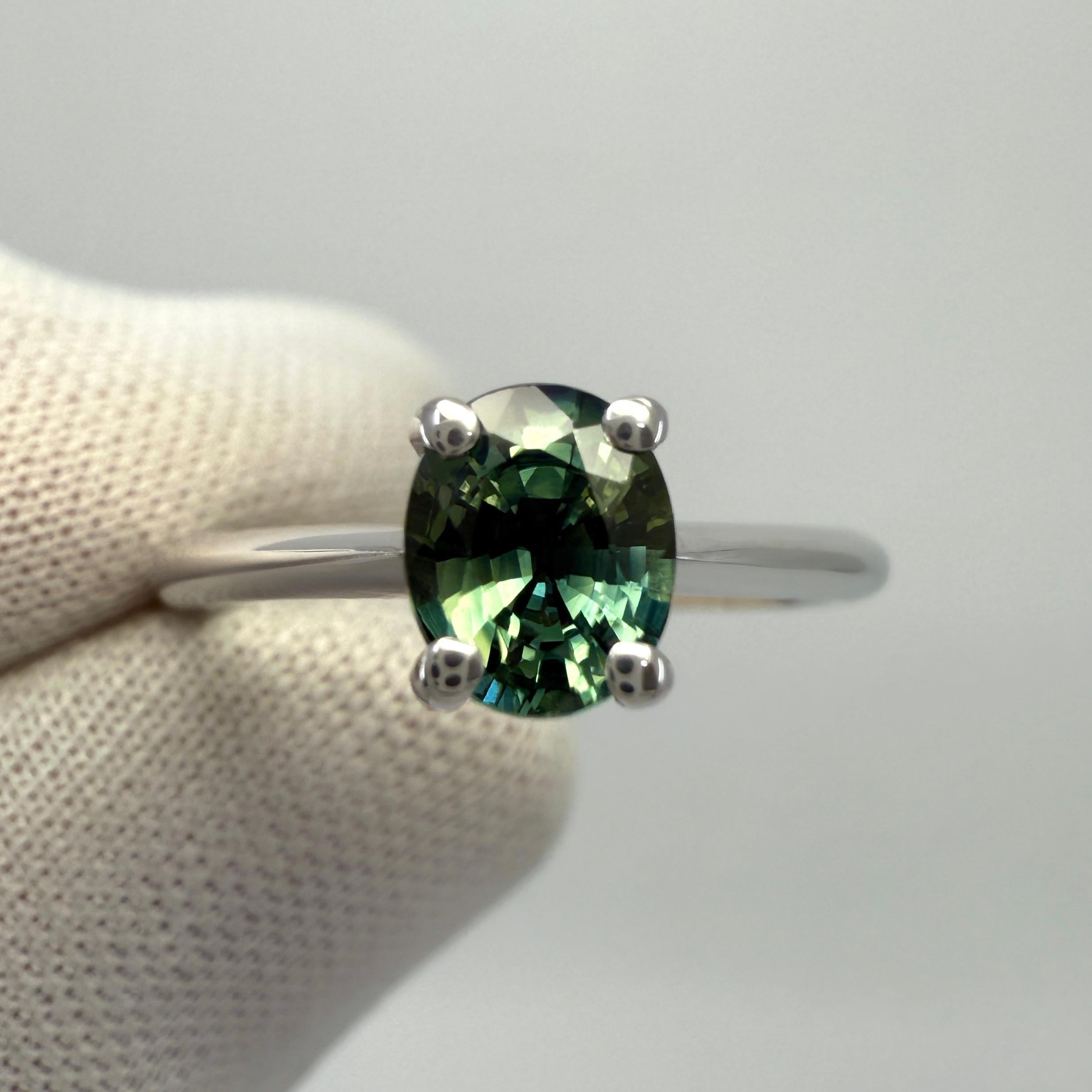 Natürlicher lebendiger blauer grüner Saphir 950 Platin Solitär Ring.

0,80 Karat Saphir mit einer schönen, lebhaften bläulich-grünen Farbe.
Der Saphir hat auch ausgezeichnete Klarheit, sehr sauberen Stein. VVS. Außerdem hat er einen hervorragenden