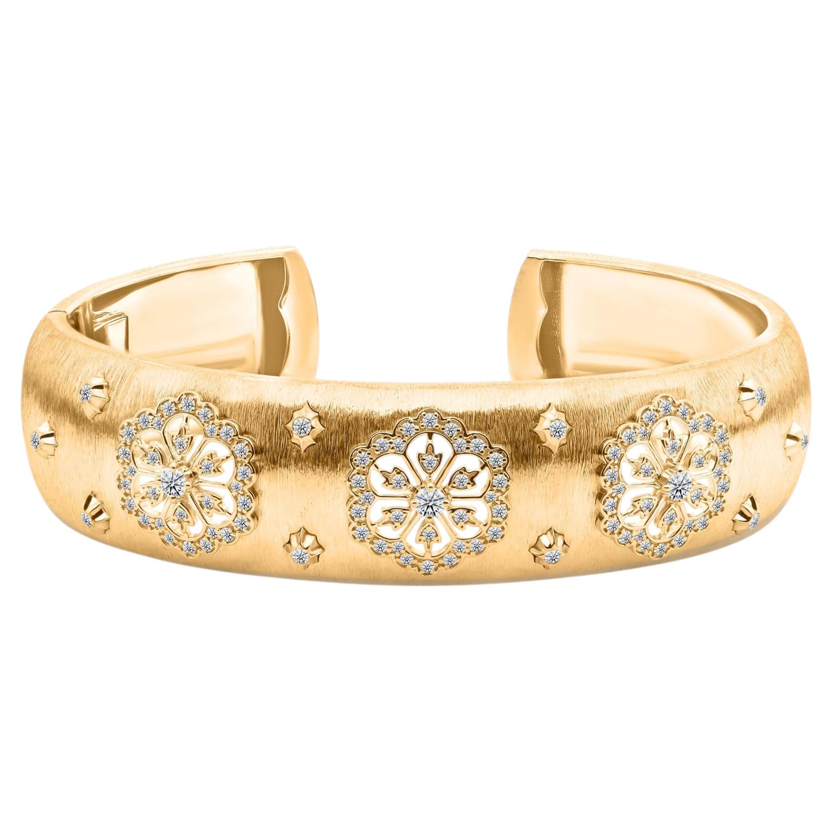 Armreif mit Blumenmuster aus einem natürlichen Diamanten (0,83 Karat, SI/H) in 18-karätigem Gelbgold
