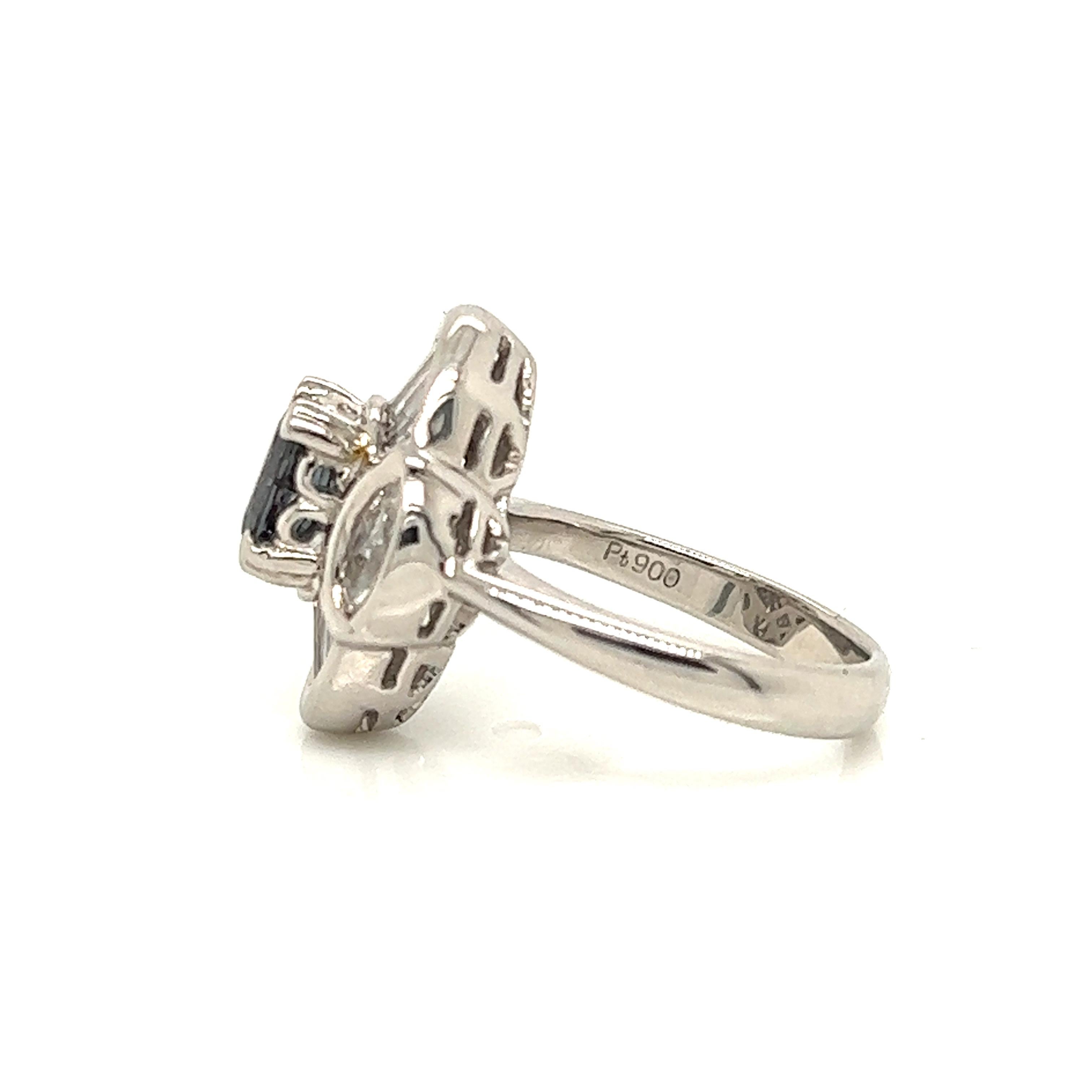 Taglio ovale Naturale 0,84Ct. Anello cocktail con alessandrite e diamante brasiliano in vendita
