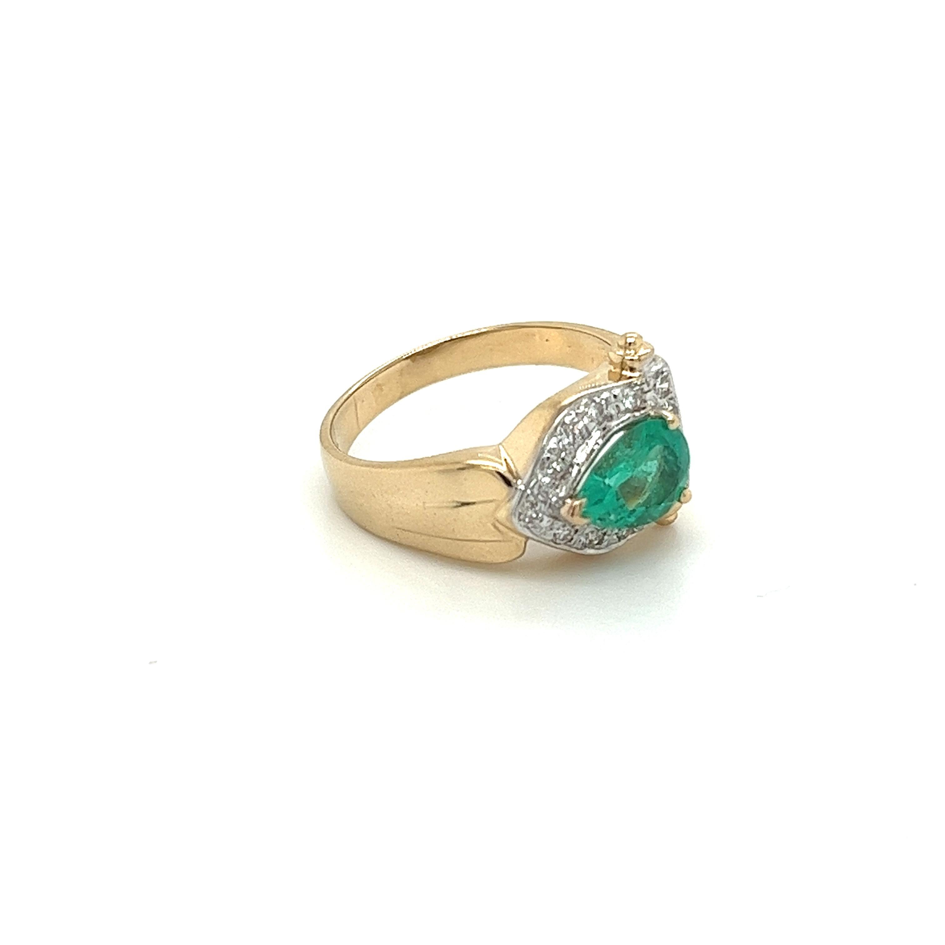 Natural 0.86 Pear Cut Natural Emerald with Diamond Side Stones in 14K Gold Ring In New Condition For Sale In Miami, FL