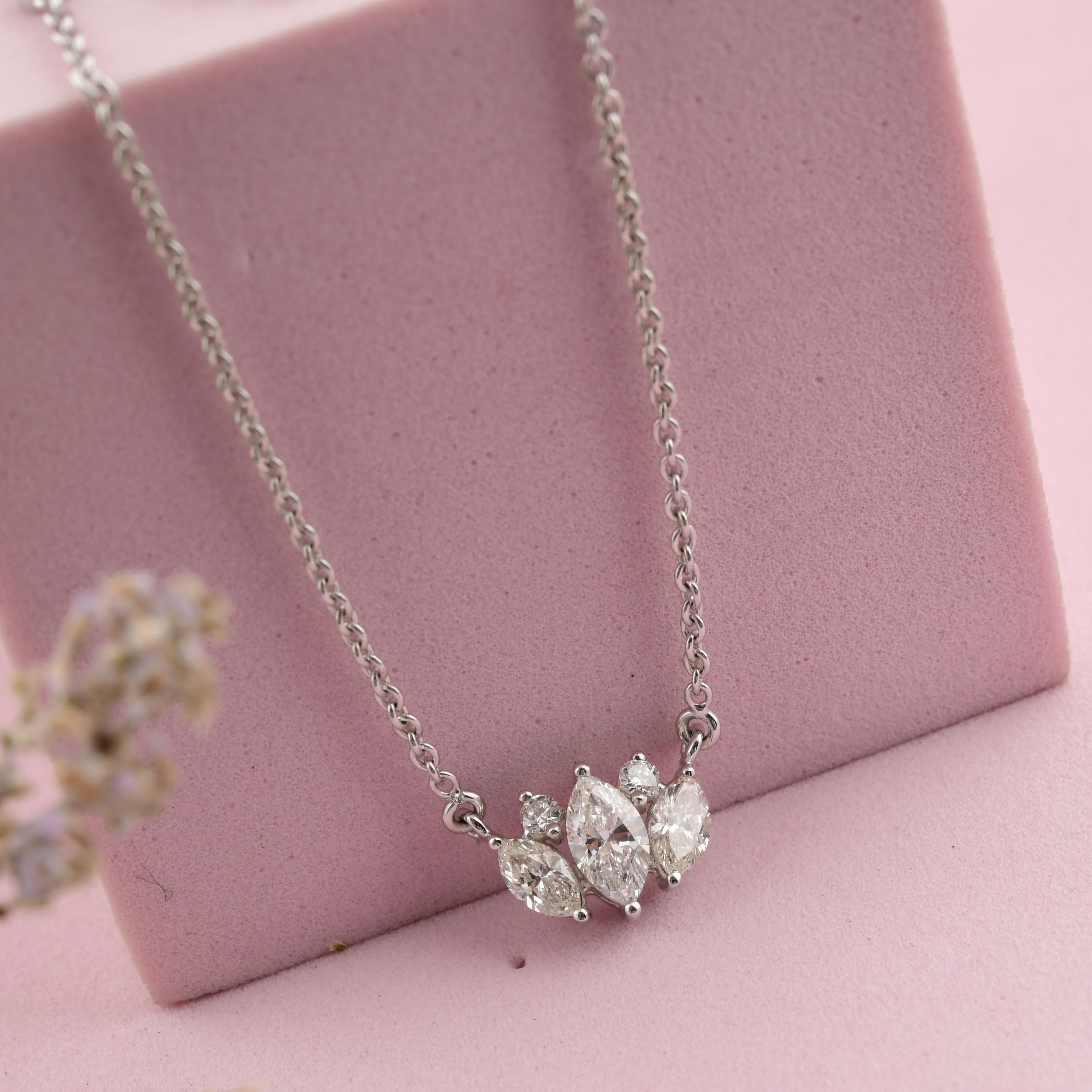 Moderne Collier à breloques en or blanc 18 carats avec diamants ronds marquises naturels de 0,87 carat en vente