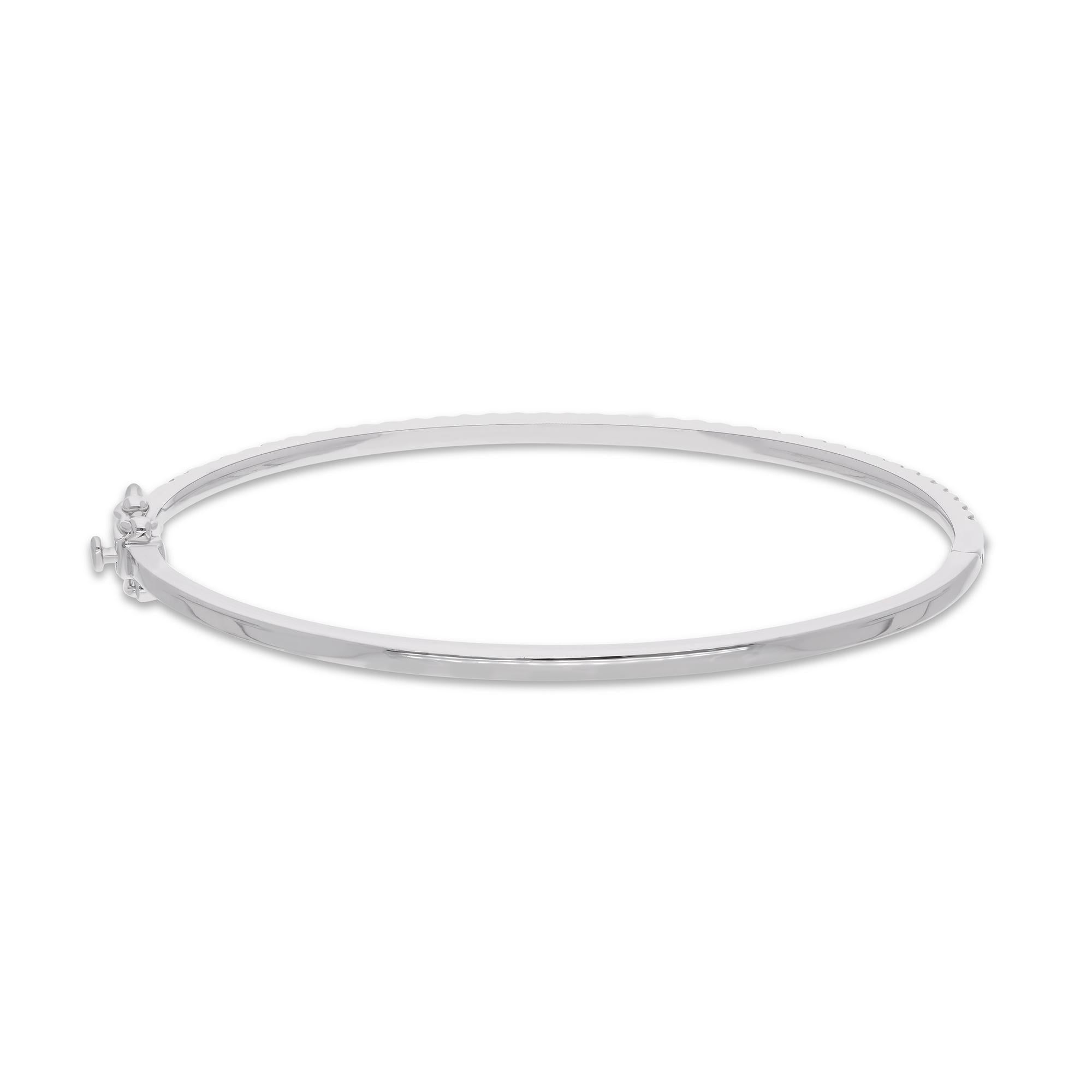 Il cuore di questo squisito bracciale è costituito da un'incredibile serie di diamanti incastonati, disposti meticolosamente per creare un'esposizione mozzafiato di brillantezza e scintillio. Ogni diamante, per un totale di 0,90 carati, è