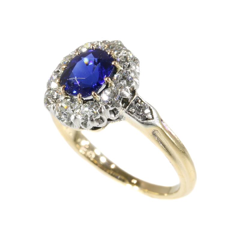 Natural 0.95 Carat Burma Sapphire and Diamond Gold Engagement Ring In Excellent Condition For Sale In Antwerp, BE