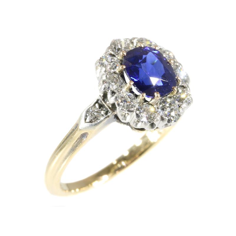 Natural 0.95 Carat Burma Sapphire and Diamond Gold Engagement Ring For Sale 3