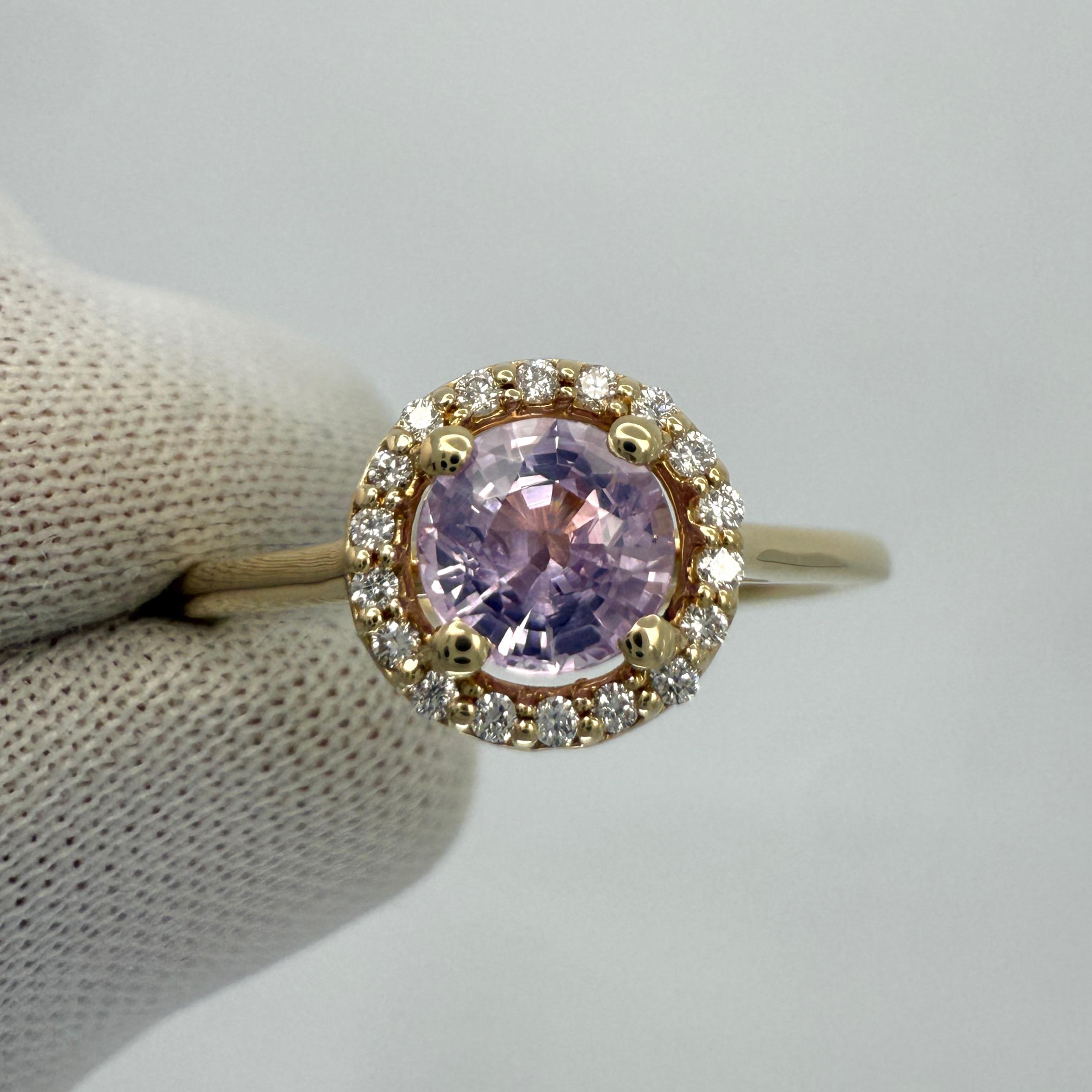 Anello aureola in oro giallo 18 carati con zaffiro rosa chiaro e diamante. 0,95 Carati totali.

Pregiato zaffiro da 0,83 carati con uno splendido colore rosa-viola pastello, ottima purezza ed eccellente taglio rotondo. Molto luminoso e