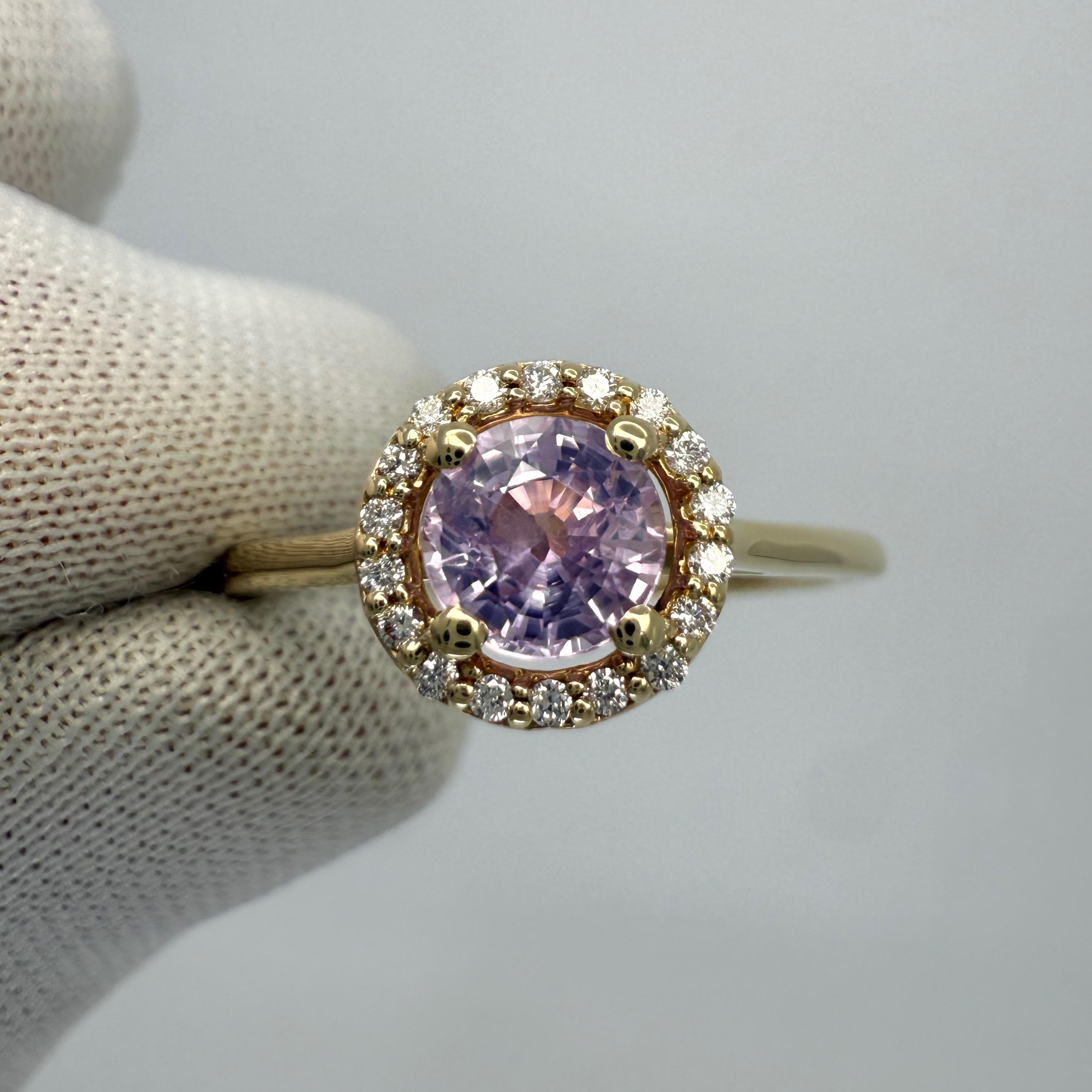 Anello aureola in oro giallo 18 carati con zaffiro rosa e viola taglio rotondo Nature 0,95 ct. In condizioni Nuovo in vendita a Birmingham, GB