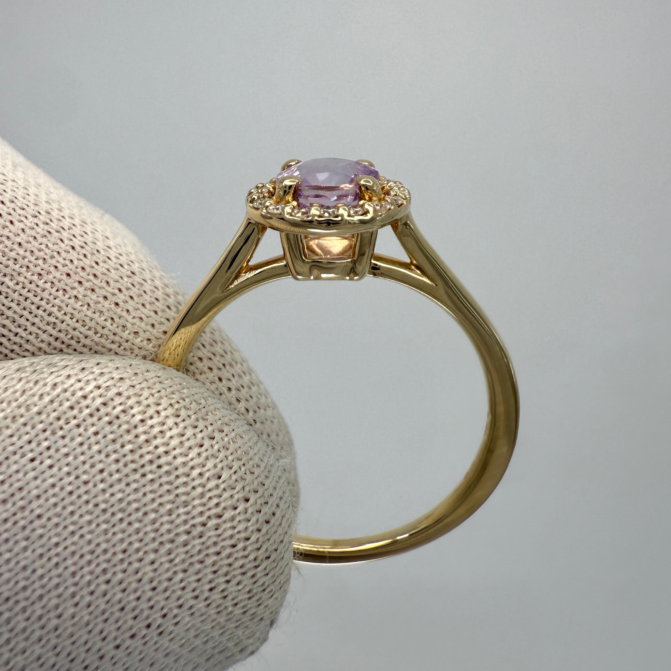 da uomo o donna Anello aureola in oro giallo 18 carati con zaffiro rosa e viola taglio rotondo Nature 0,95 ct. in vendita