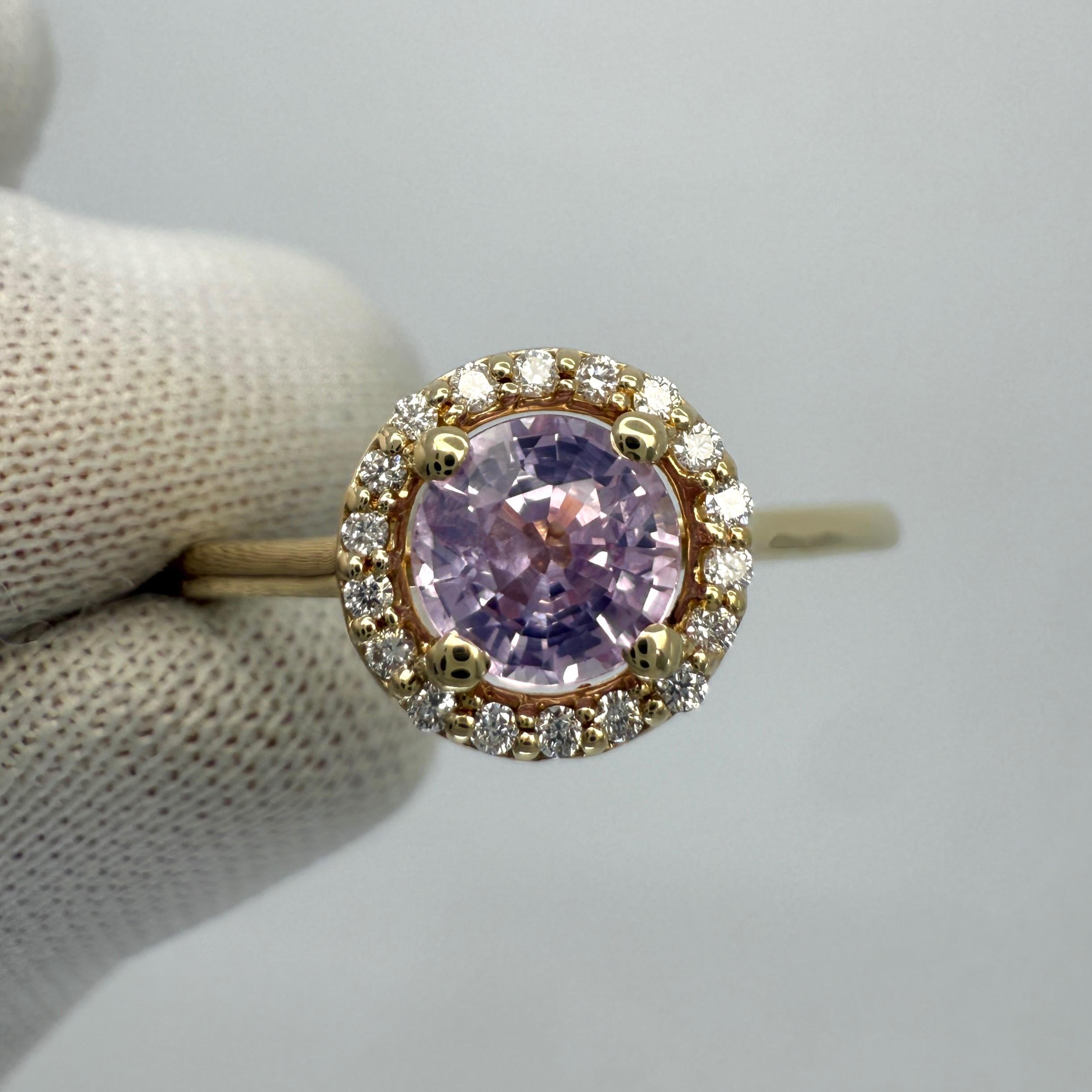 Anello aureola in oro giallo 18 carati con zaffiro rosa e viola taglio rotondo Nature 0,95 ct. in vendita 1
