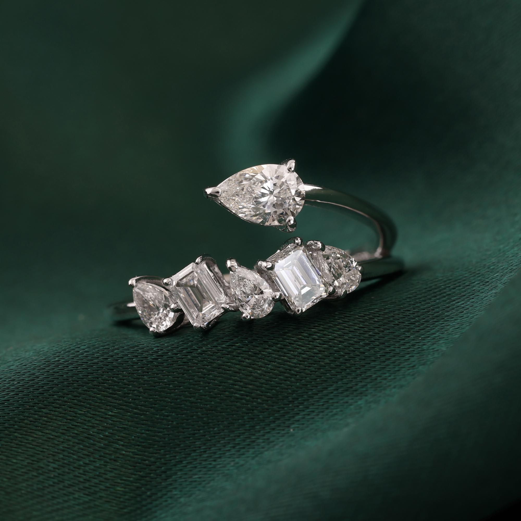 Zelebrieren Sie zeitlose Eleganz mit diesem natürlichen 0,96-Karat-Diamantring, der in strahlendem 18-karätigem Weißgold gefertigt ist. Mit einem natürlichen Diamanten von fast 1 Karat bietet dieses Schmuckstück die perfekte Mischung aus Brillanz,