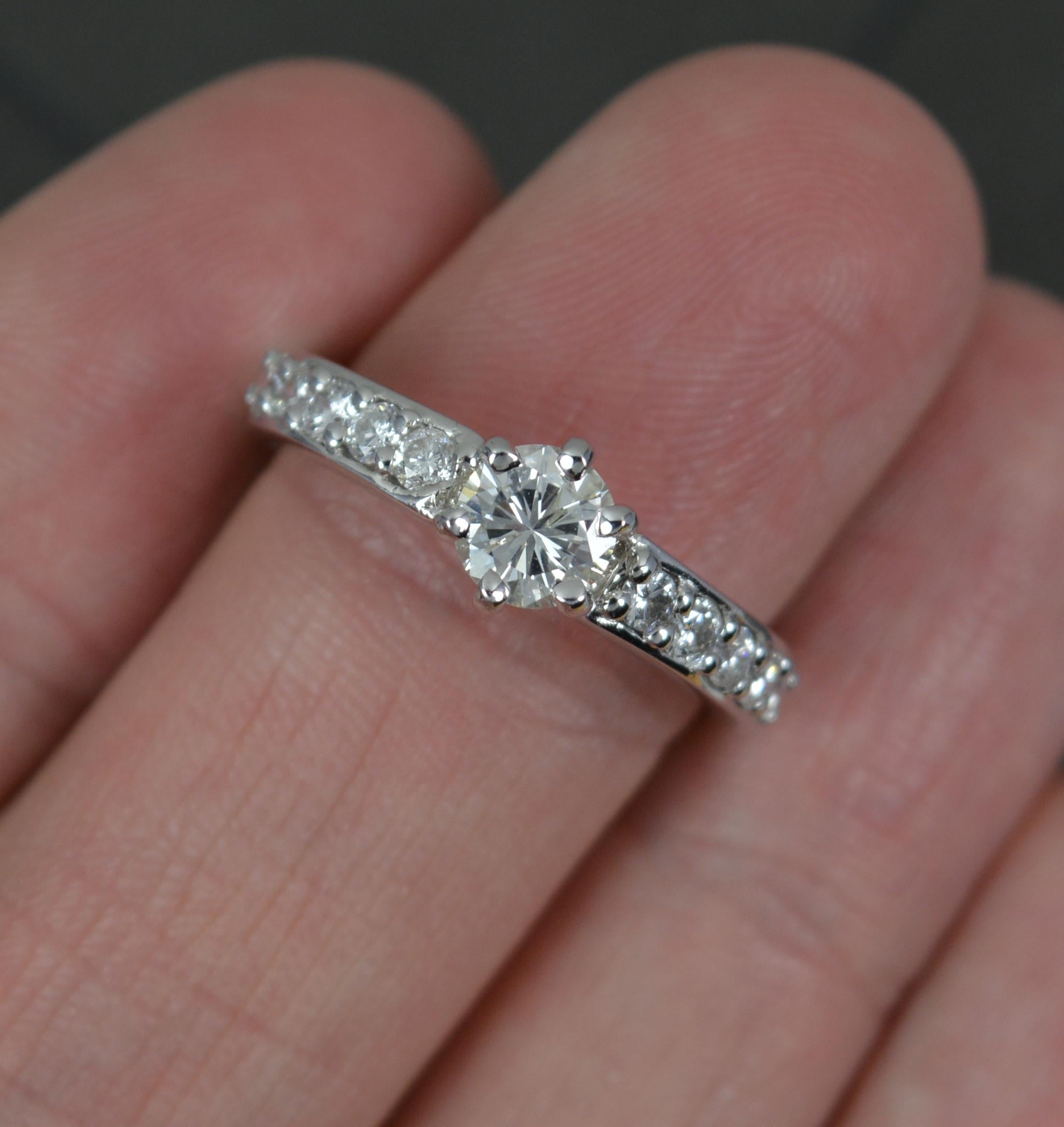 Bague de fiançailles en or blanc 18 carats et diamant naturel de 0,9 carat Bon état à St Helens, GB