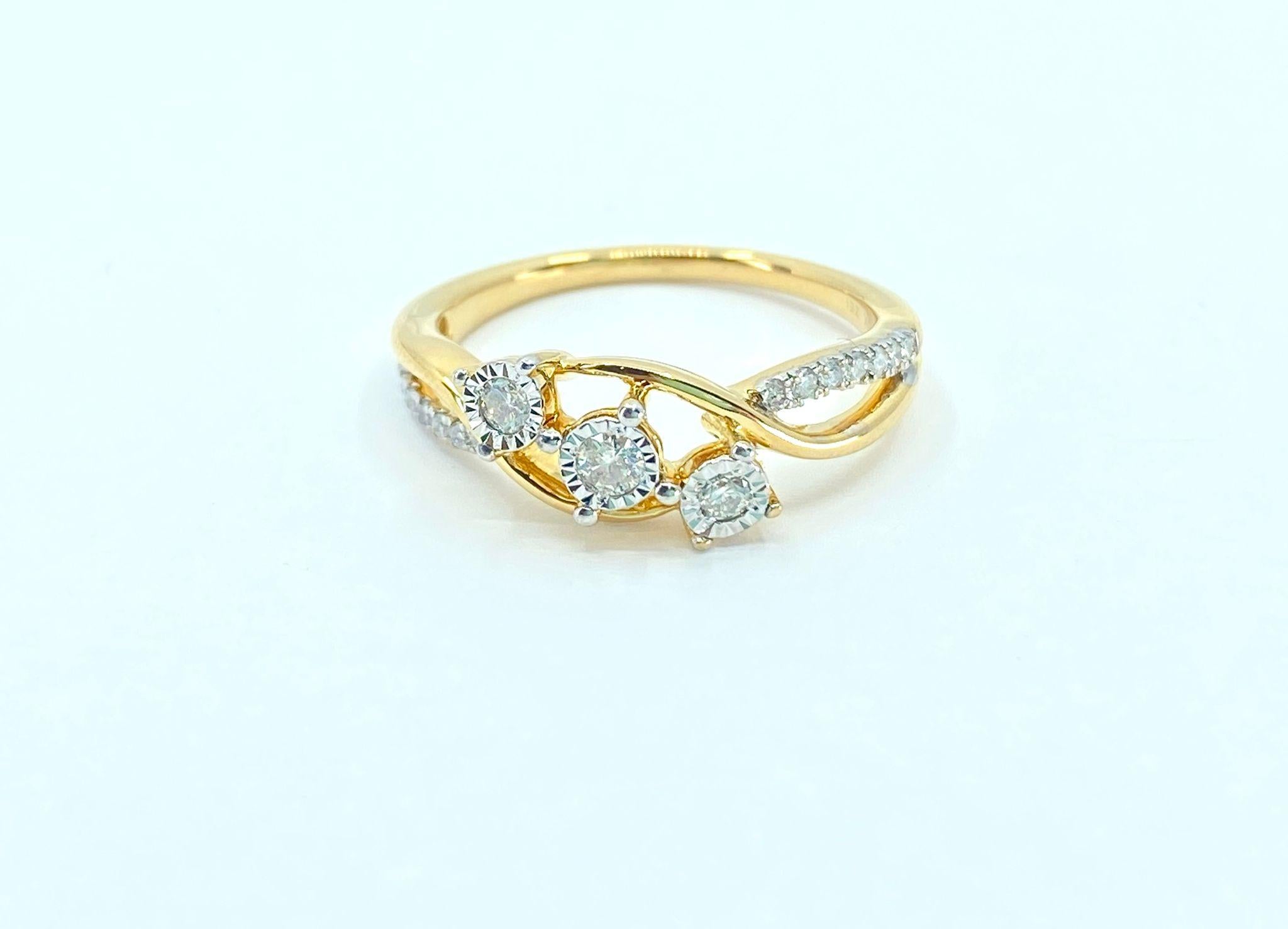 Taille brillant Bague de fiançailles pour elle en or 14k avec un diamant naturel de 1/2 carat  en vente