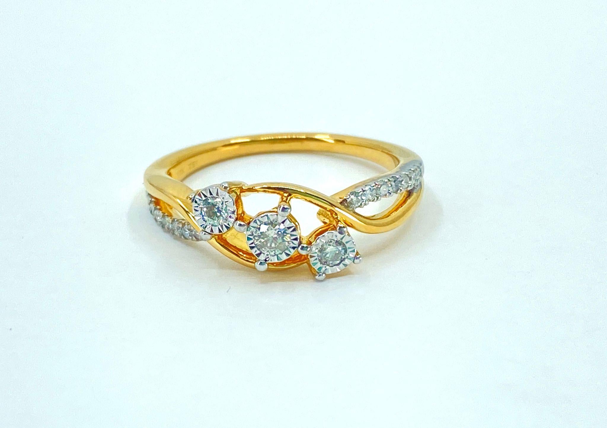 Natural 1/2 Carat Diamond Engagement Ring For Her in 14k Gold  In Excellent Condition For Sale In Miami, FL