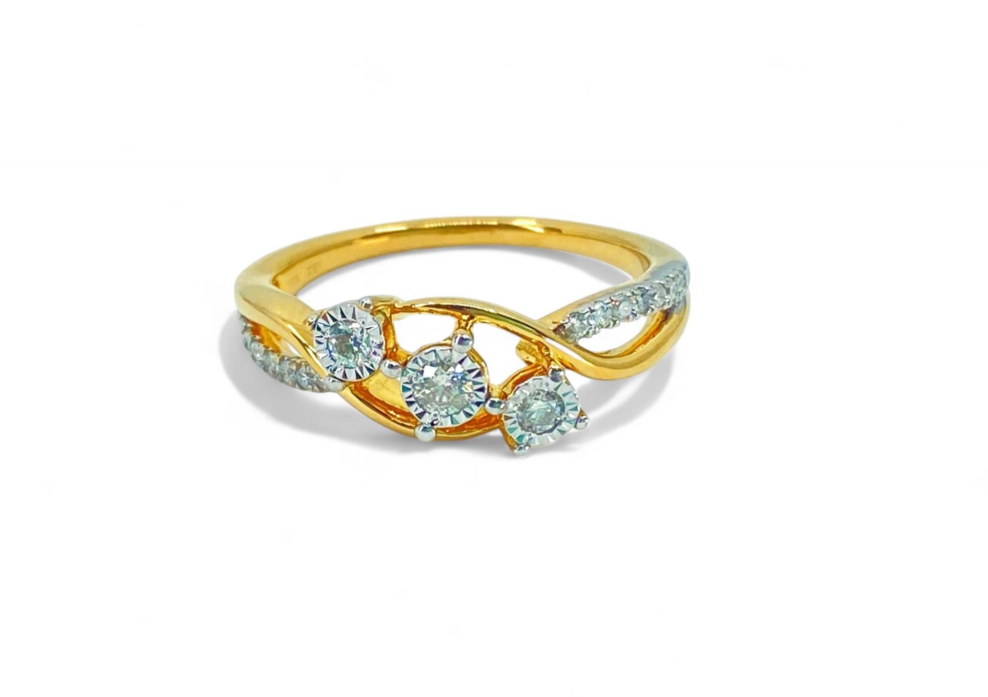 Natural 1/2 Carat Diamond Engagement Ring For Her in 14k Gold In Excellent Condition For Sale In Miami, FL
