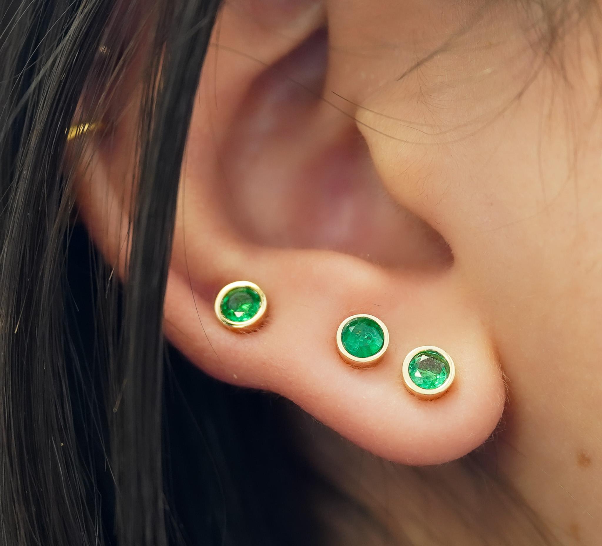 Modern Natural 1/2 Carat Emerald Round Bezel Stud Earrings in 14K Yellow Gold For Sale