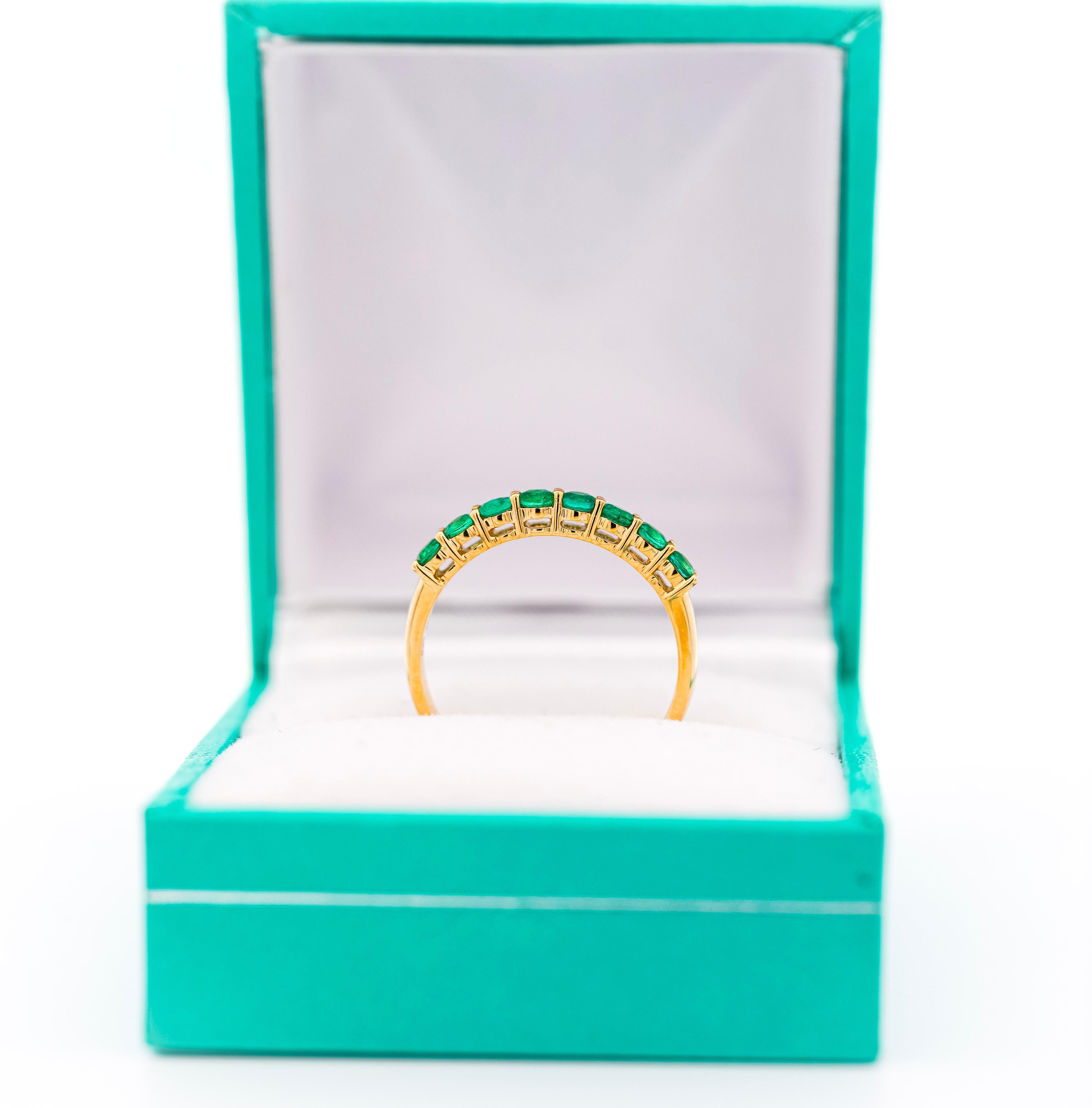 Natürlicher 1/2 Karat Smaragd-Hochzeitsring in 14K Gelbgold mit 2,2 mm Ring im Angebot 3