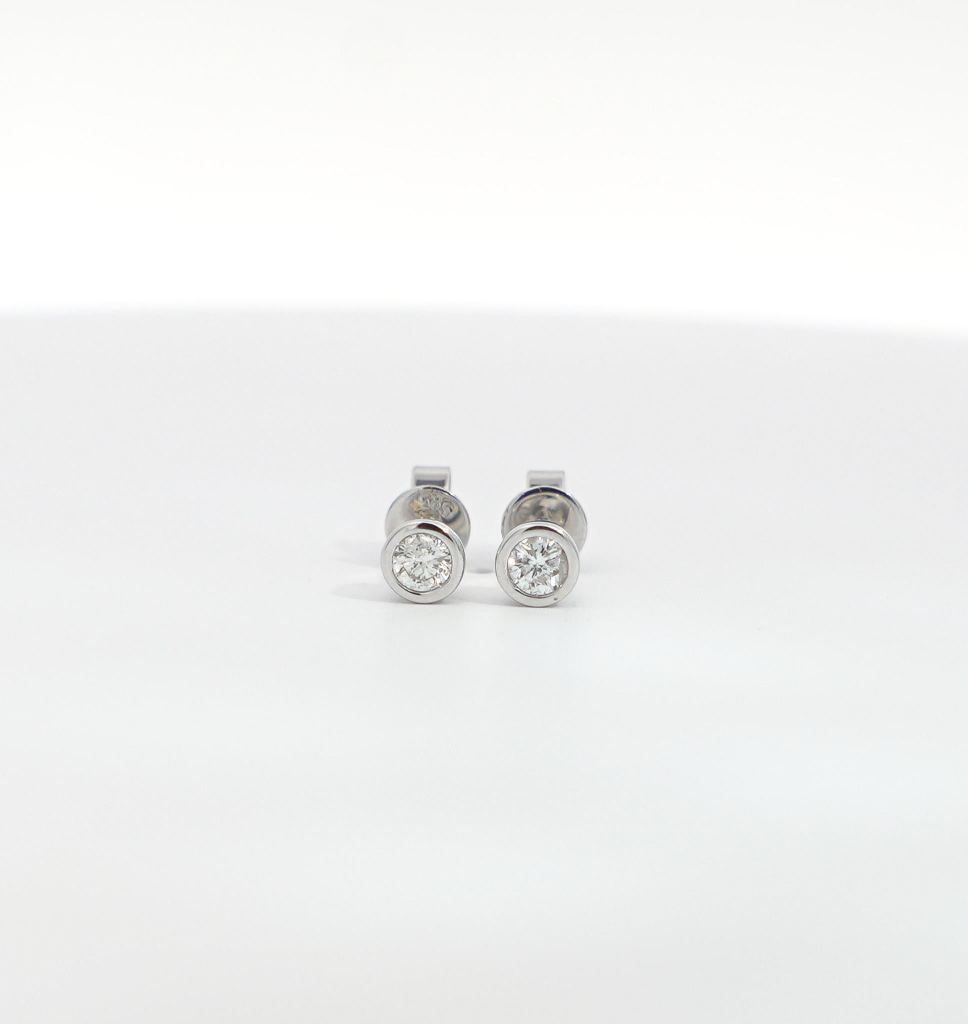 Boucles d'oreilles en or blanc 14k avec diamants ronds sertis sur un chaton de 1/3 CTTW Neuf - En vente à Miami, FL