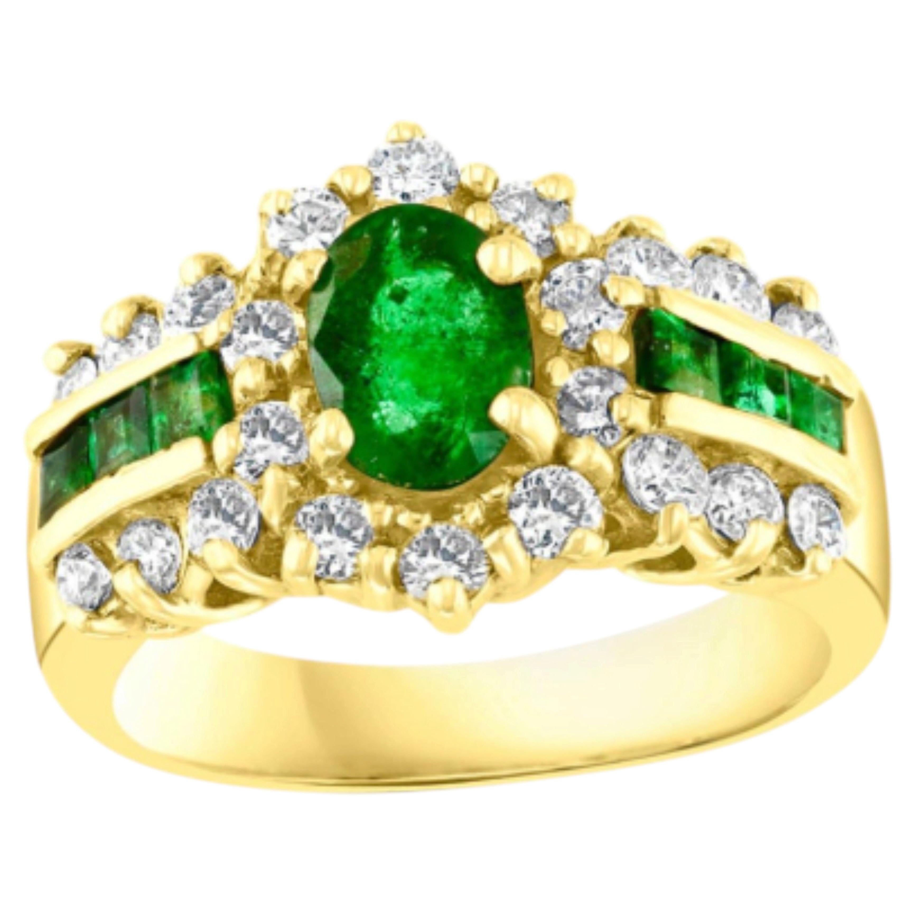 Anillo de diseño en oro amarillo de 18 quilates con esmeralda y halo de diamantes, 1 quilate