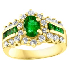 Anillo de diseño en oro amarillo de 18 quilates con esmeralda y halo de diamantes, 1 quilate