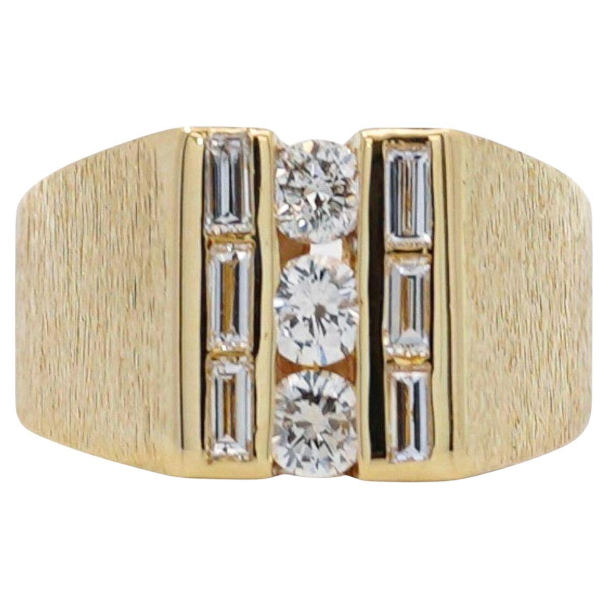 Natürlicher 1 Karat runder 
Baguetteschliff Diamant in 18K Gelbgold mattierter Herrenring im Angebot