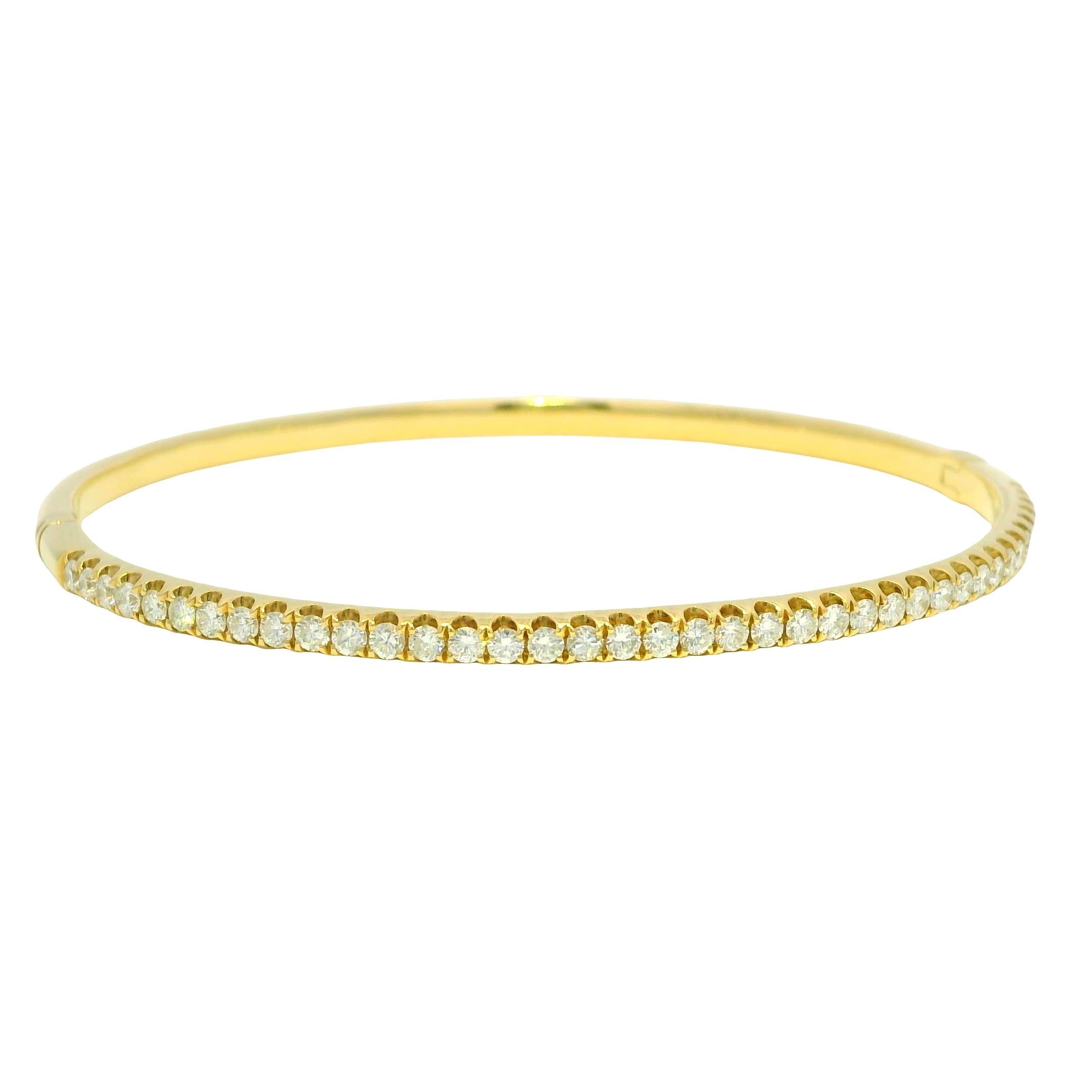 Natural 1.0 Carat Diamond 18-Karat Bangle Bracelet In Stock Moderno en venta