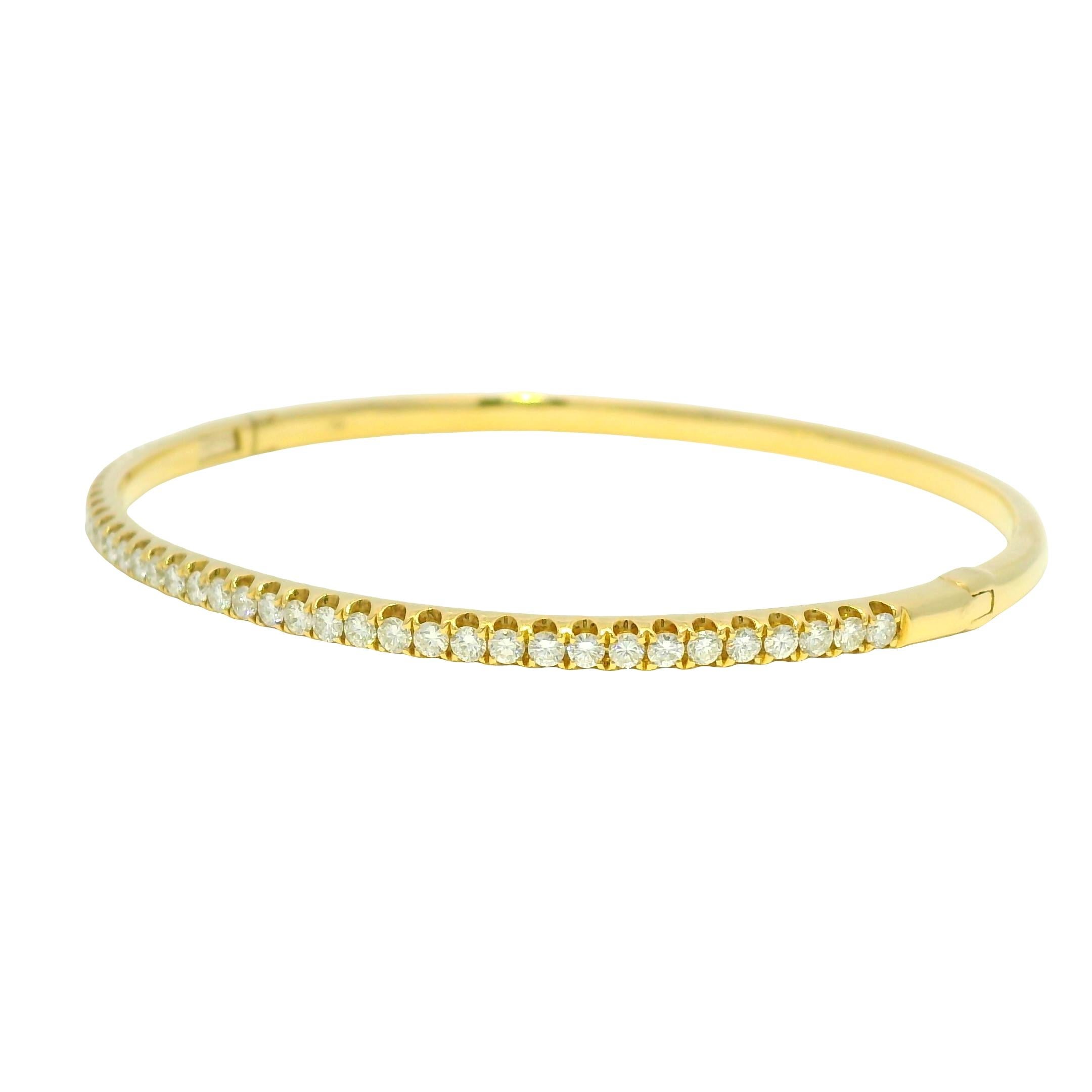 Natural 1.0 Carat Diamond 18-Karat Bangle Bracelet In Stock en venta 1