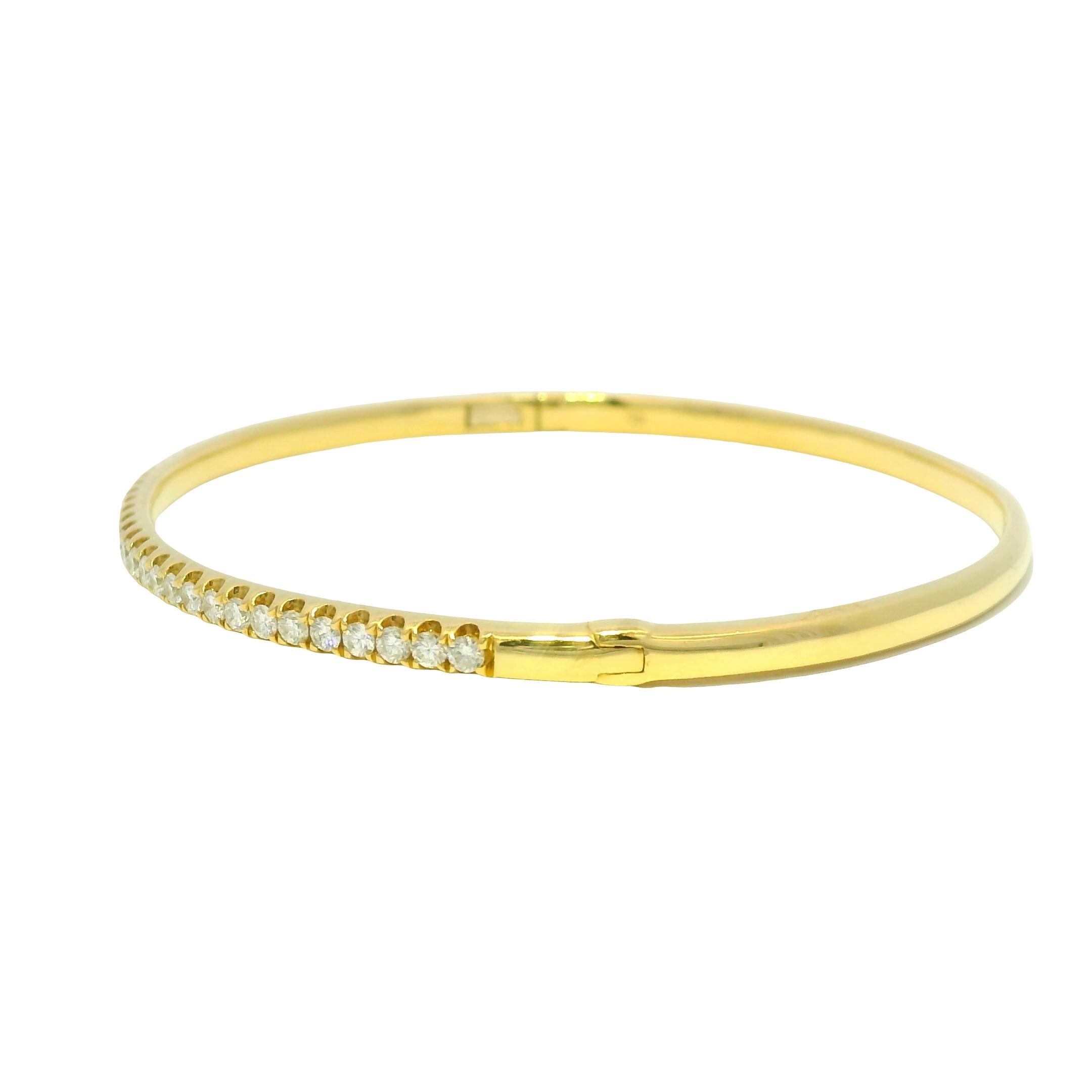 Natural 1.0 Carat Diamond 18-Karat Bangle Bracelet In Stock en venta 2